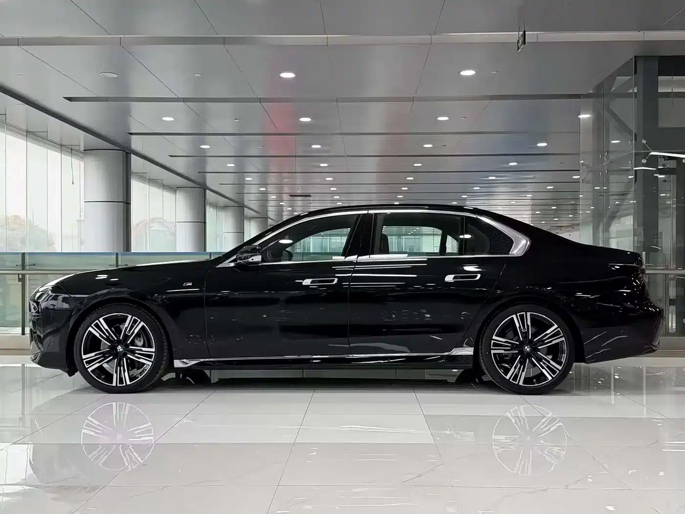 2023 BMW 7 Series 740Li Luxury M Sport Package — миниатюра 3
