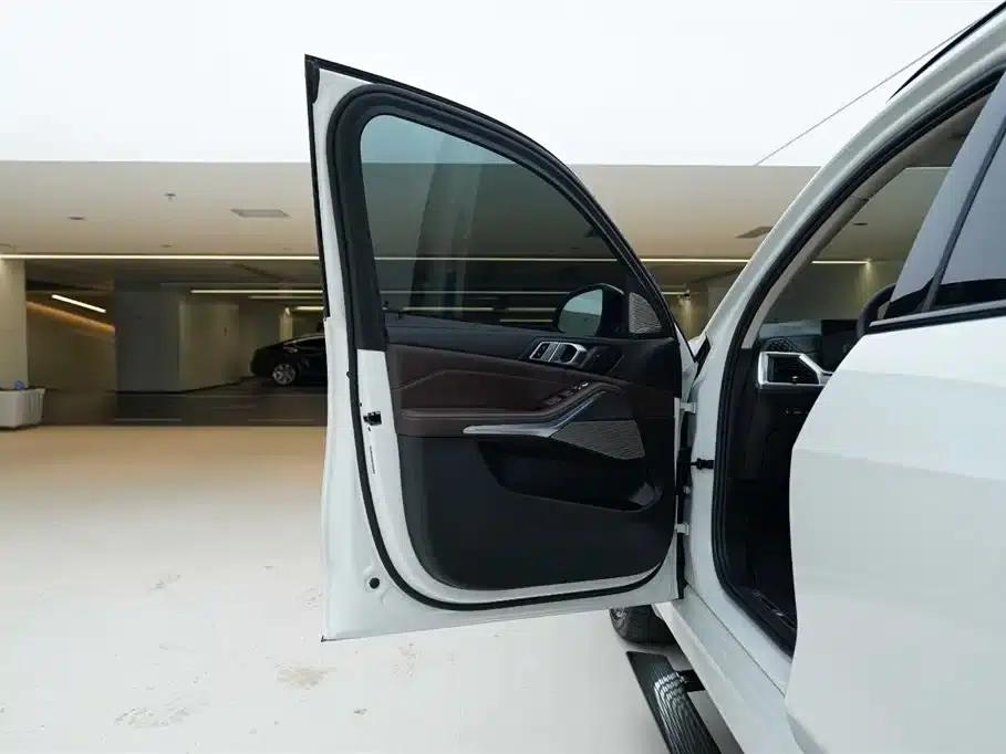 BMW X5 2023 xDrive 30Li M Sport Shadow Edition — миниатюра 17