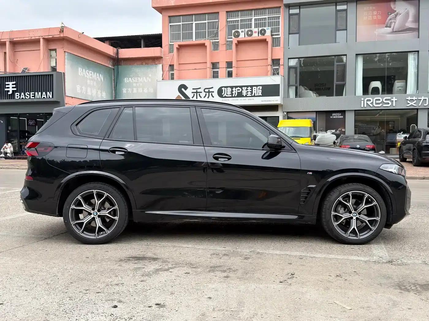 BMW X5 2023 xDrive 30Li M Sport Shadow Edition — миниатюра 18