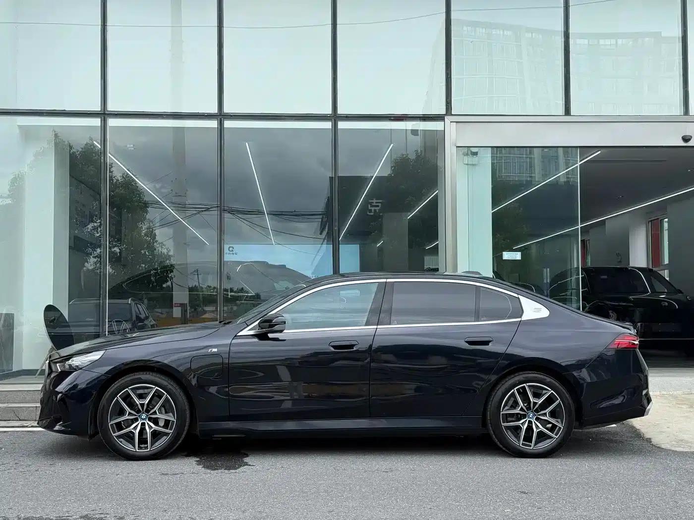 BMW i5 2024 eDrive 35L M Sport Package — миниатюра 7