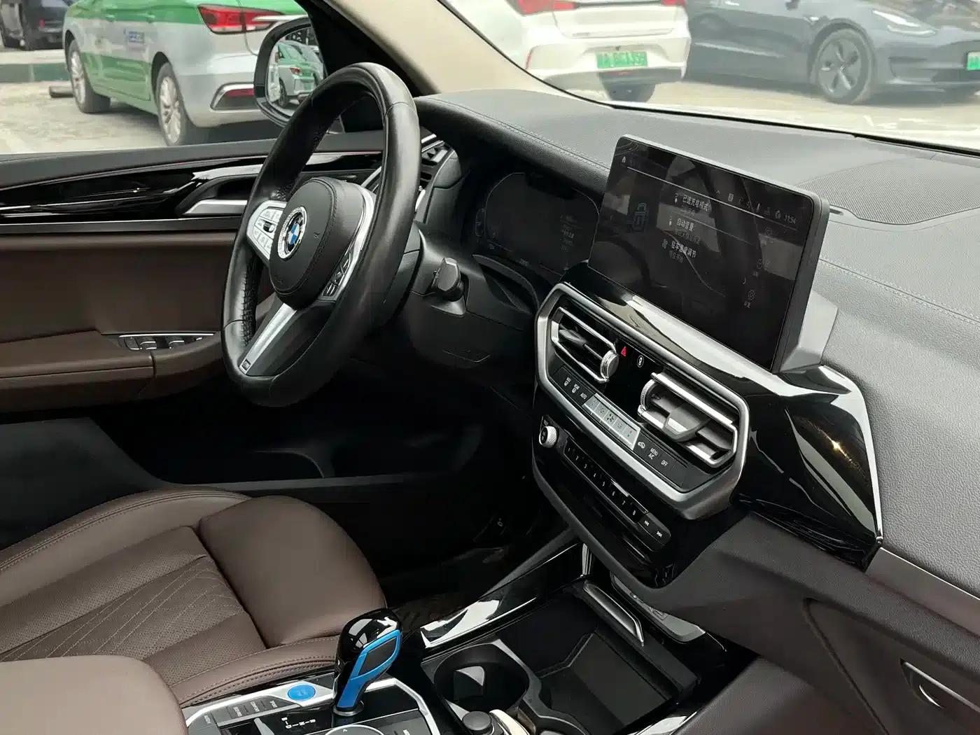 BMW iX3 2022 Leading Edition — миниатюра 13