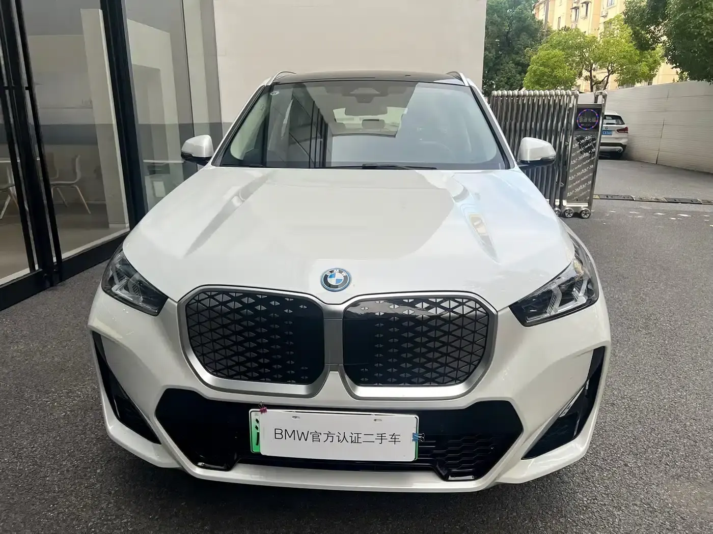 2023 BMW iX1 xDrive30L M Sport Package — миниатюра 2