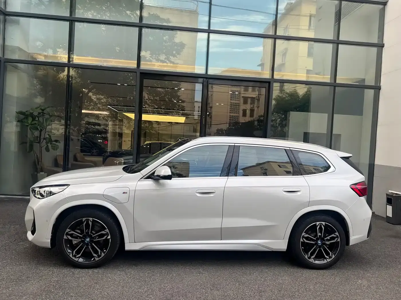 2023 BMW iX1 xDrive30L M Sport Package — миниатюра 4
