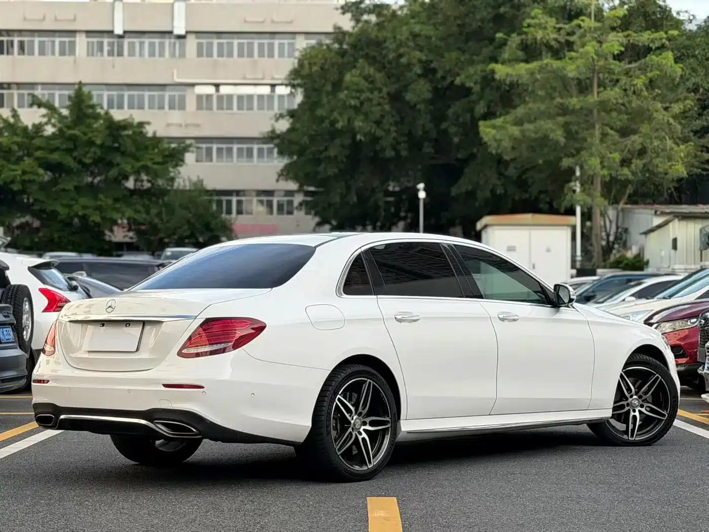 2016 Mercedes-Benz E-Class E 300 L Sport Luxury — миниатюра 11