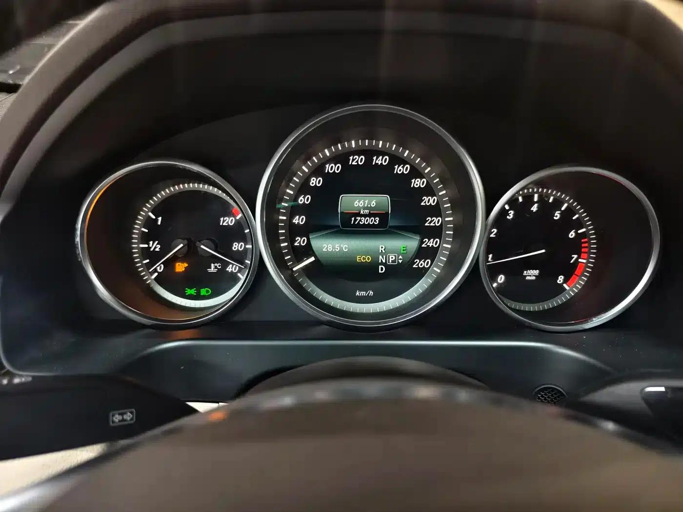 2015 Mercedes-Benz E-Class E 200 L — миниатюра 11