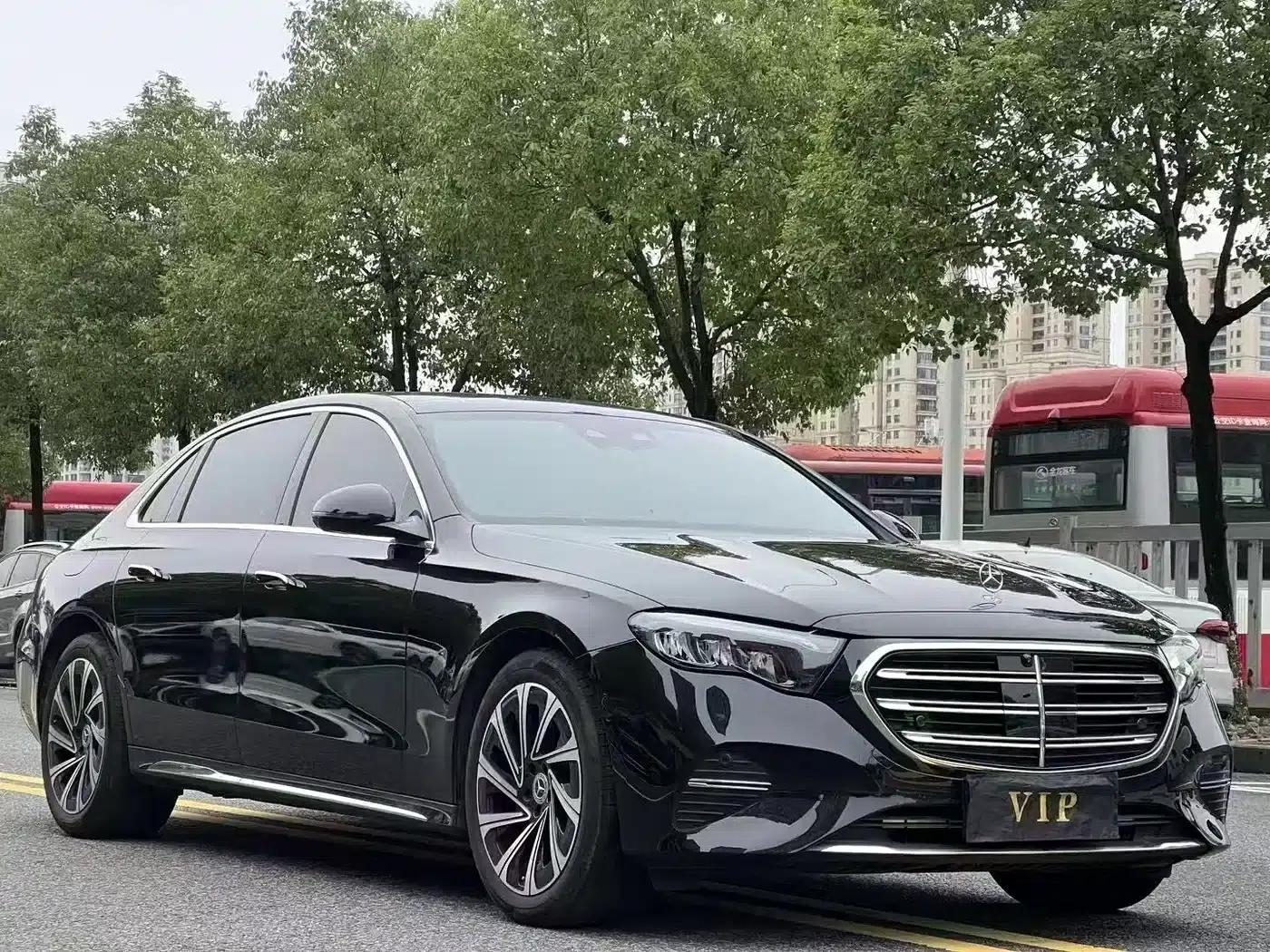 2025 Mercedes-Benz E-Class E 300 L Luxury — миниатюра 3