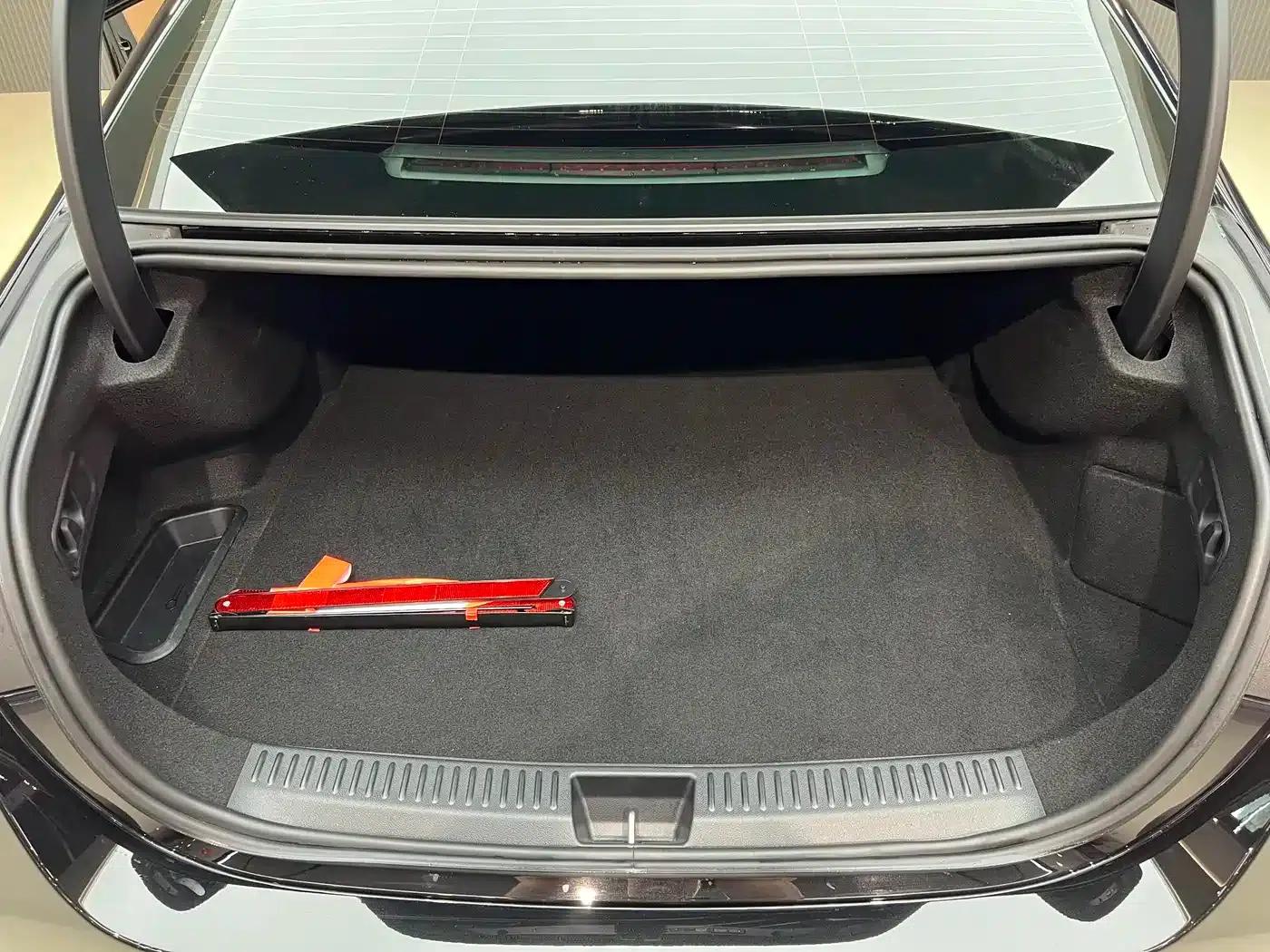 Mercedes-Benz E-Class PHEV 2024 E 350 e L Plug-in Hybrid Sedan — миниатюра 15