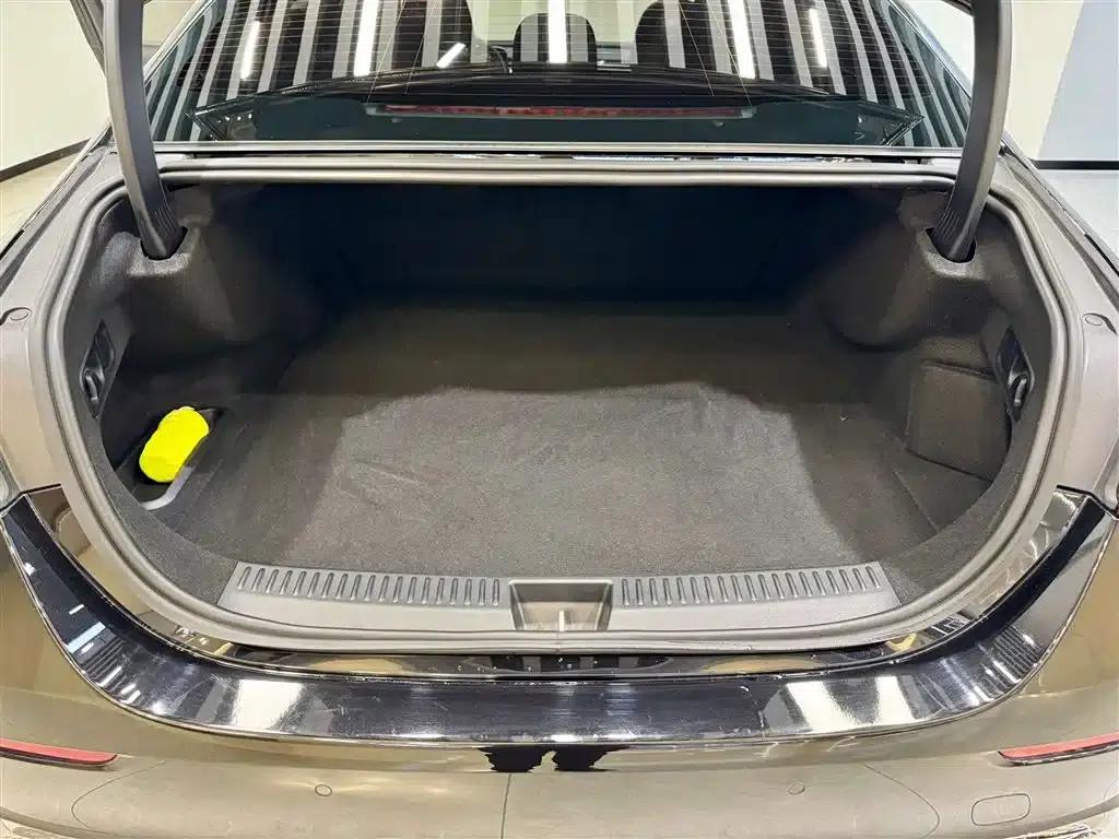 Mercedes-Benz E-Class PHEV 2024 E 350 e L Plug-in Hybrid Sedan — миниатюра 12
