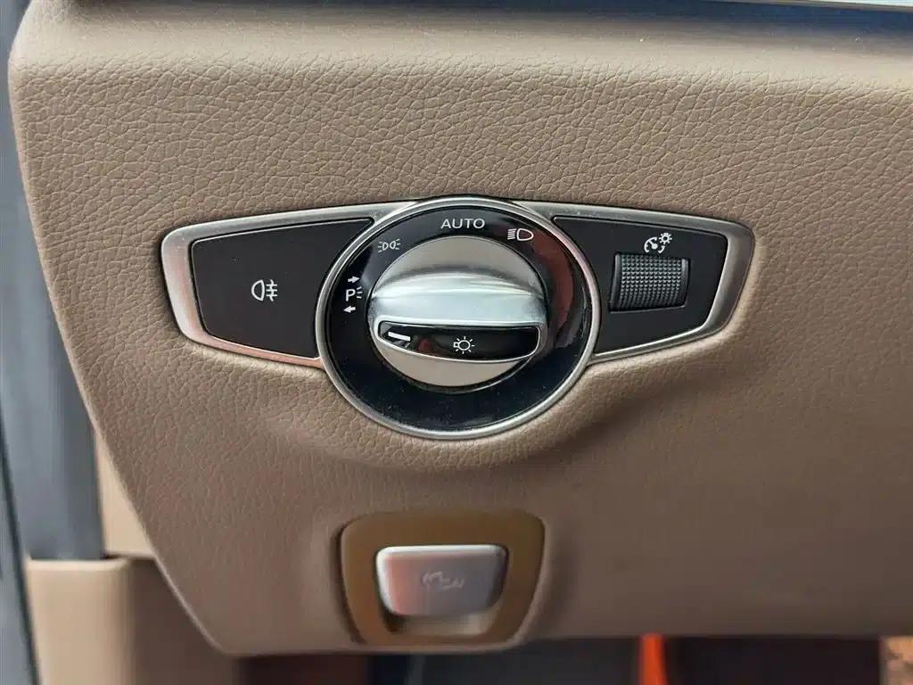 Mercedes-Benz E-Class PHEV 2022 E 350 e L Plug-in Hybrid Sedan — миниатюра 17
