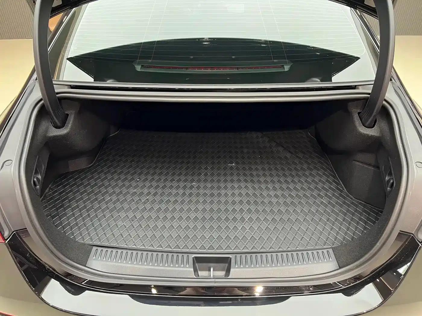 Mercedes-Benz E-Class PHEV 2024 E 350 e L Plug-in Hybrid Sedan — миниатюра 15