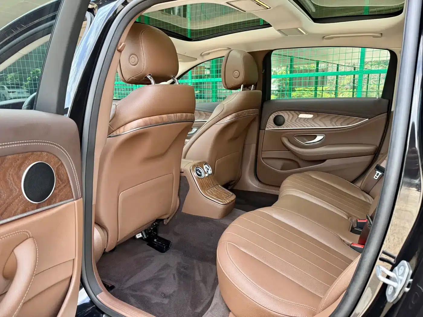 Mercedes-Benz E-Class PHEV 2022 Facelift E 350 e L Plug-in Hybrid Sedan — миниатюра 6