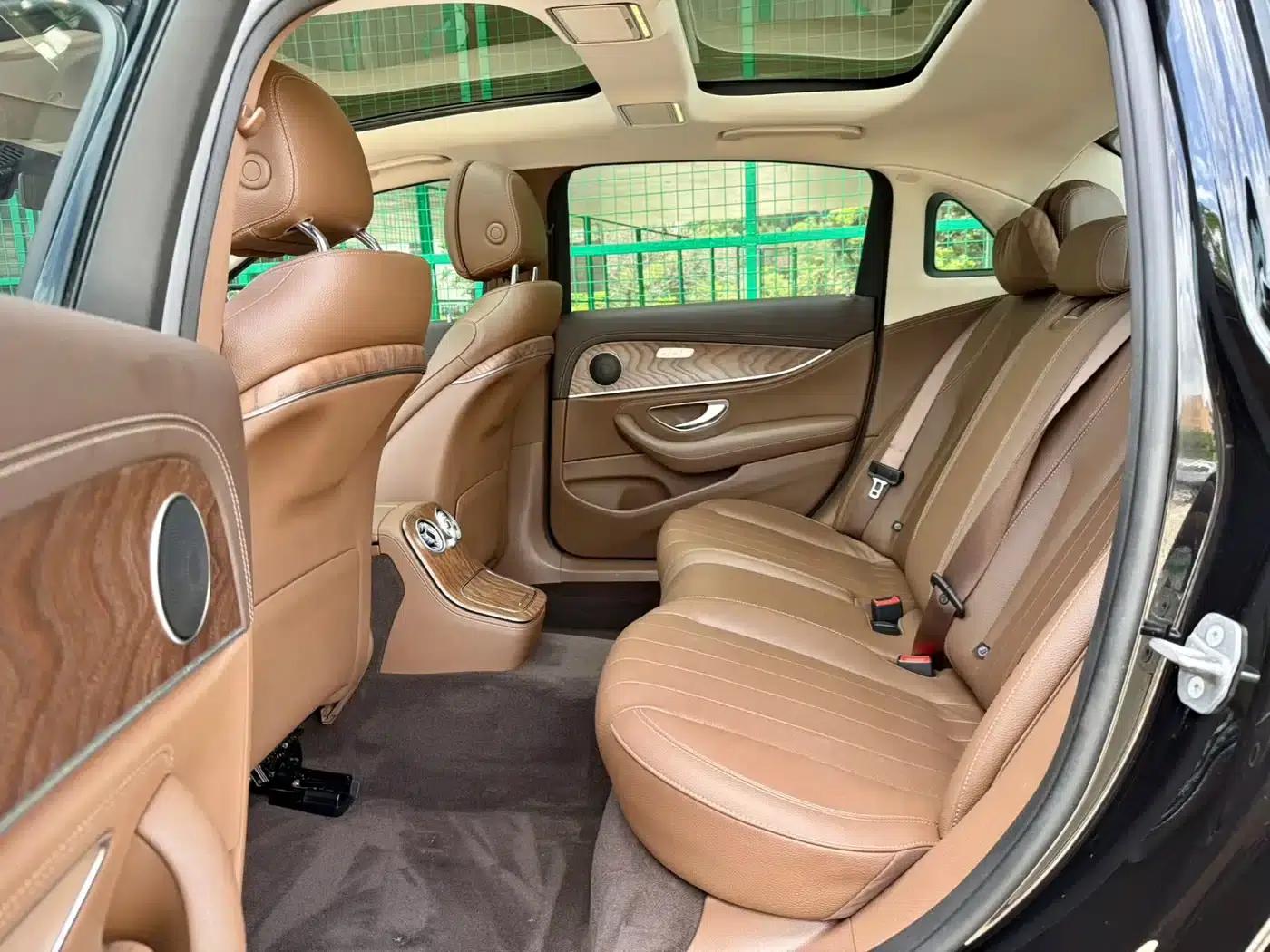 Mercedes-Benz E-Class PHEV 2022 Facelift E 350 e L Plug-in Hybrid Sedan — миниатюра 8