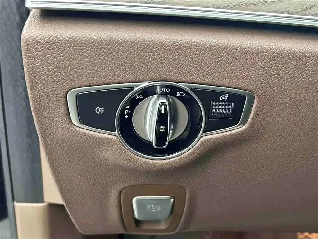 Mercedes-Benz E-Class PHEV 2022 E 350 e L Plug-in Hybrid Sedan — миниатюра 11
