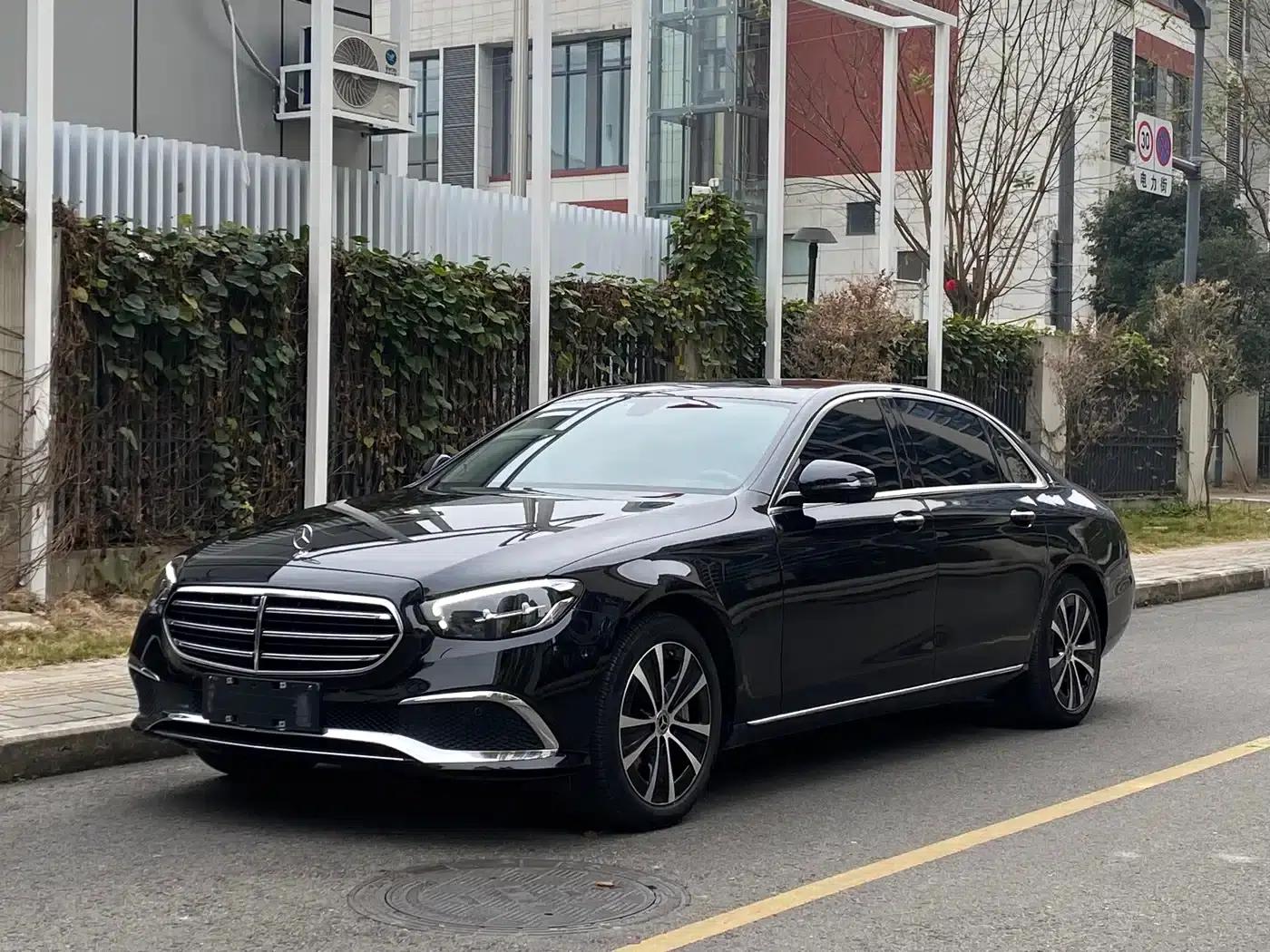 Mercedes-Benz E-Class PHEV 2022 Facelift E 350 e L Plug-in Hybrid Sedan — миниатюра 1