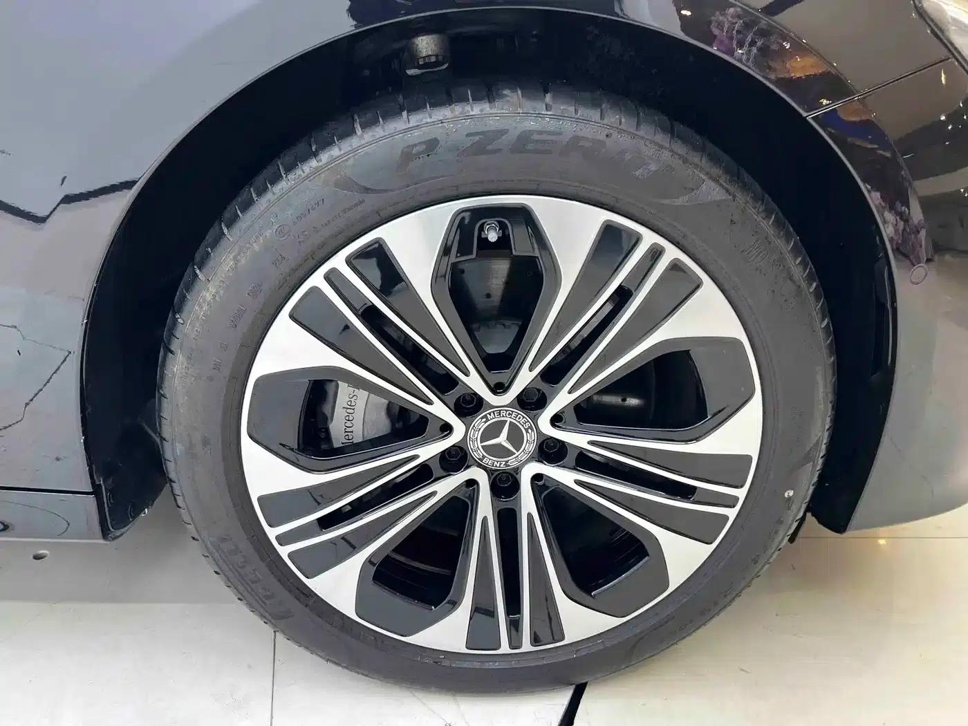 Mercedes-Benz E-Class PHEV 2024 E 350 e L Plug-in Hybrid Sedan — миниатюра 25