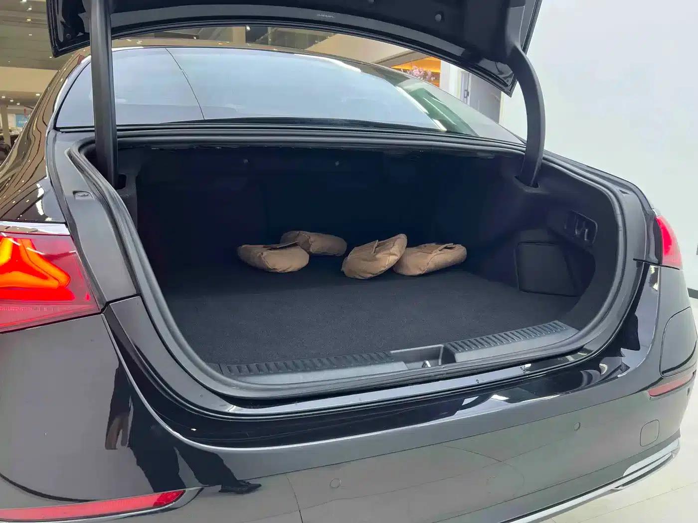 Mercedes-Benz E-Class PHEV 2024 E 350 e L Plug-in Hybrid Sedan — миниатюра 10