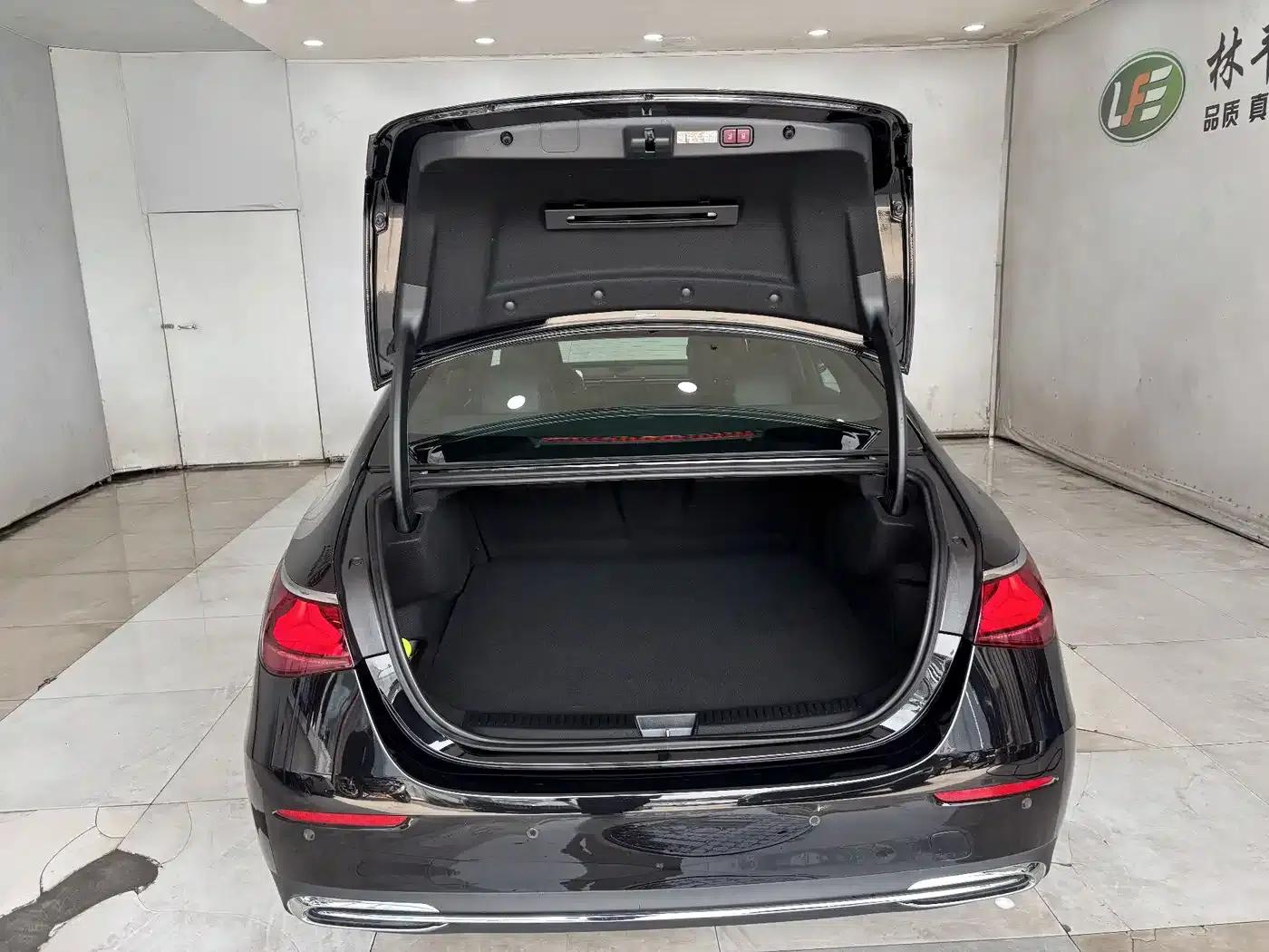 Mercedes-Benz E-Class PHEV 2024 E 350 e L Plug-in Hybrid Sedan — миниатюра 28