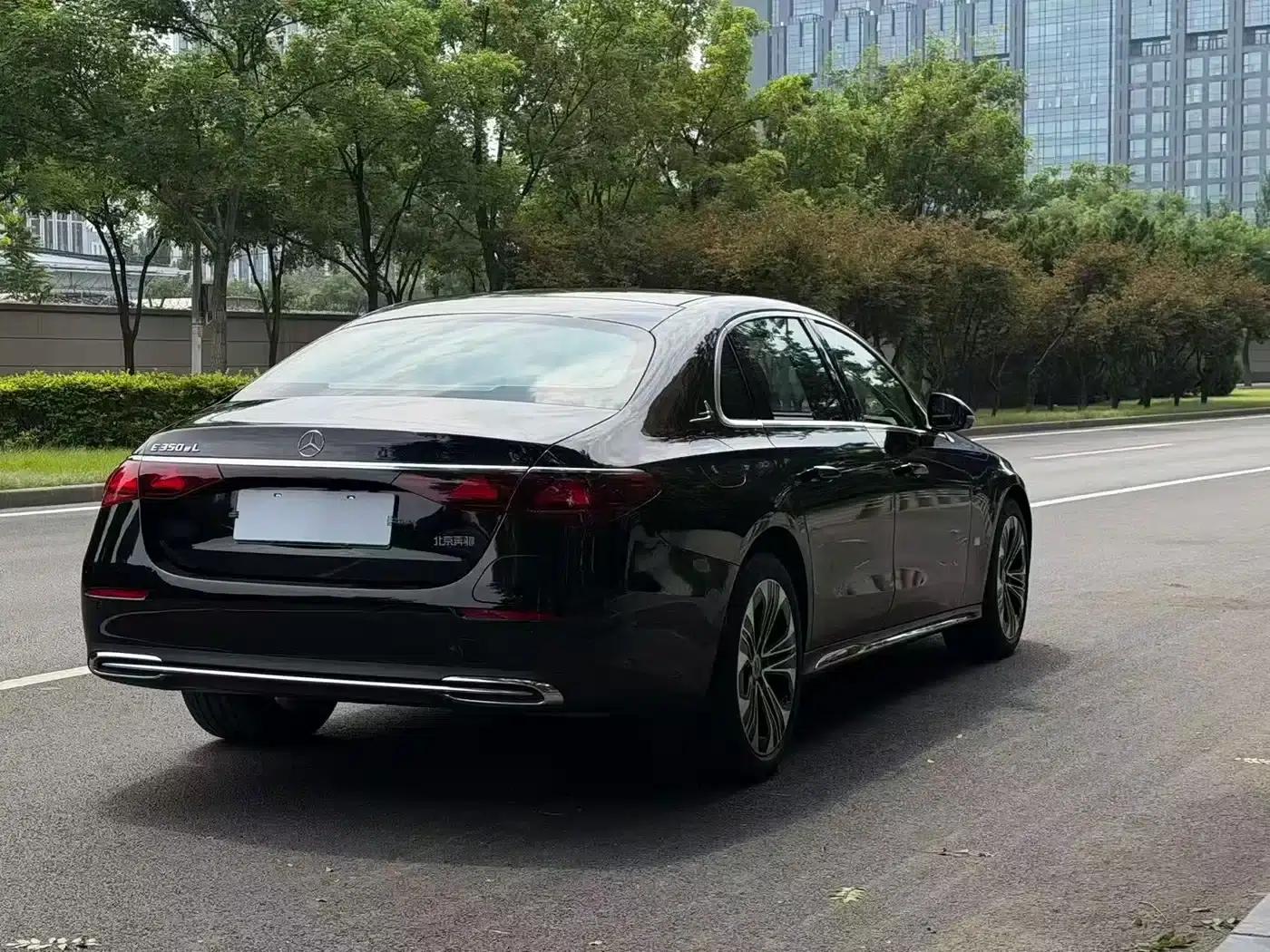 Mercedes-Benz E-Class PHEV 2024 E 350 e L Plug-in Hybrid Sedan — миниатюра 4