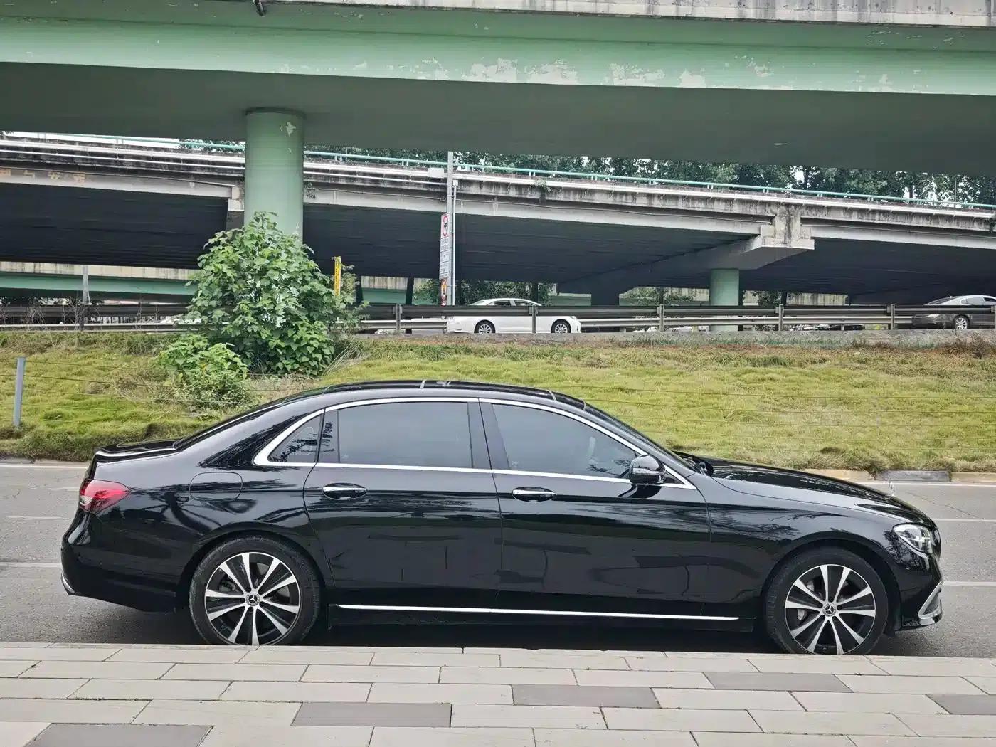 Mercedes-Benz E-Class PHEV 2022 Facelift E 350 e L Plug-in Hybrid Sedan — миниатюра 7