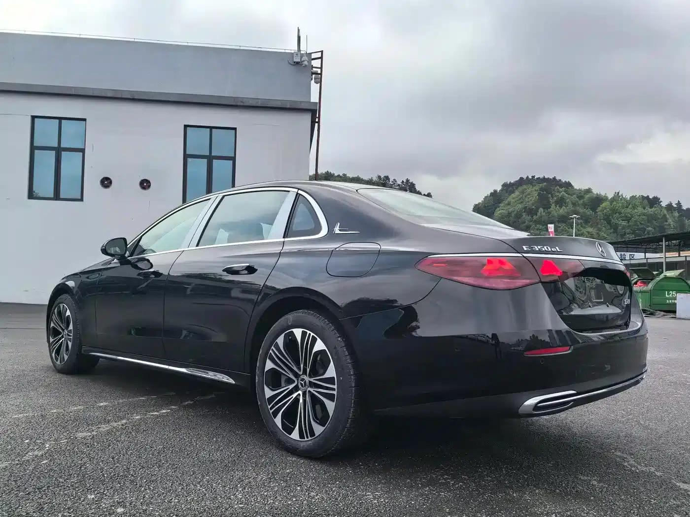 Mercedes-Benz E-Class PHEV 2024 E 350 e L Plug-in Hybrid Sedan — миниатюра 11