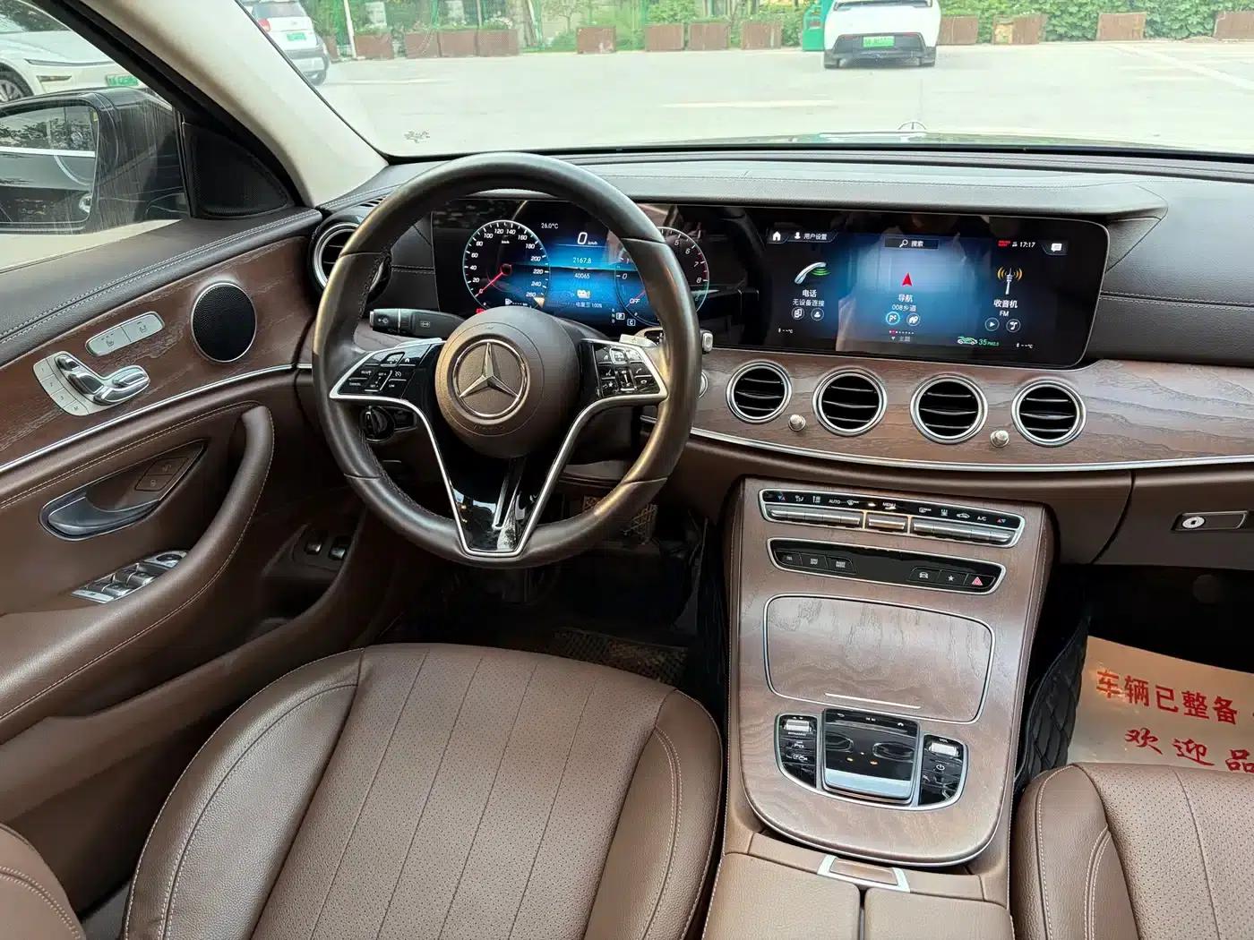 Mercedes-Benz E-Class PHEV 2022 E 350 e L Plug-in Hybrid Sedan — миниатюра 11