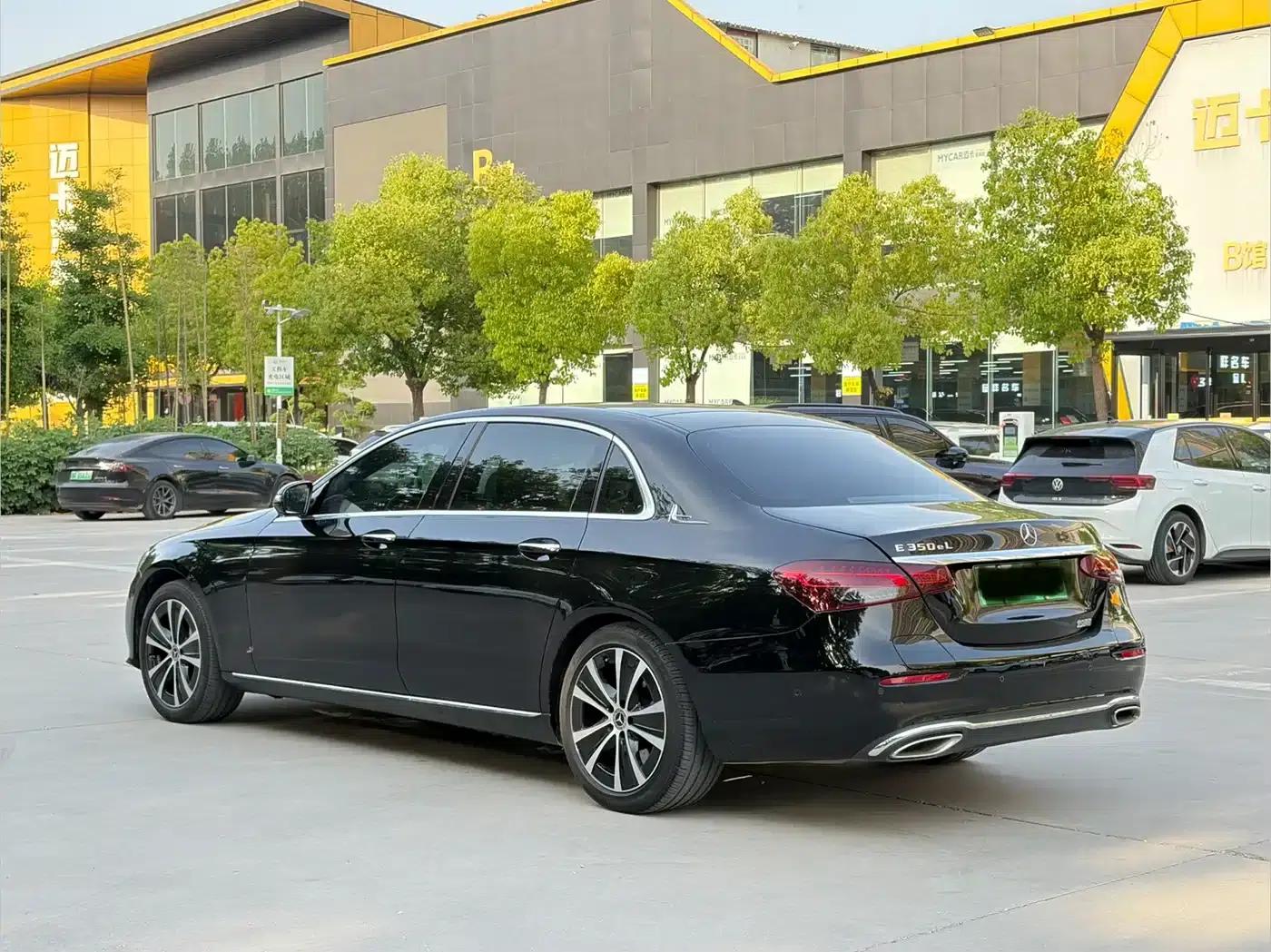 Mercedes-Benz E-Class PHEV 2022 E 350 e L Plug-in Hybrid Sedan — миниатюра 24
