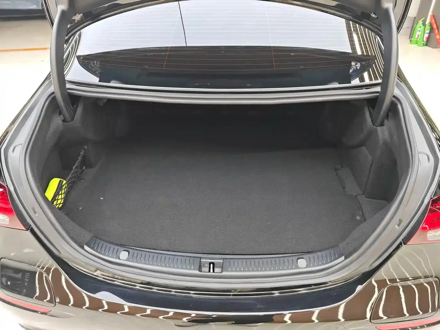 Mercedes-Benz E-Class PHEV 2022 Facelift E 350 e L Plug-in Hybrid Sedan — миниатюра 10