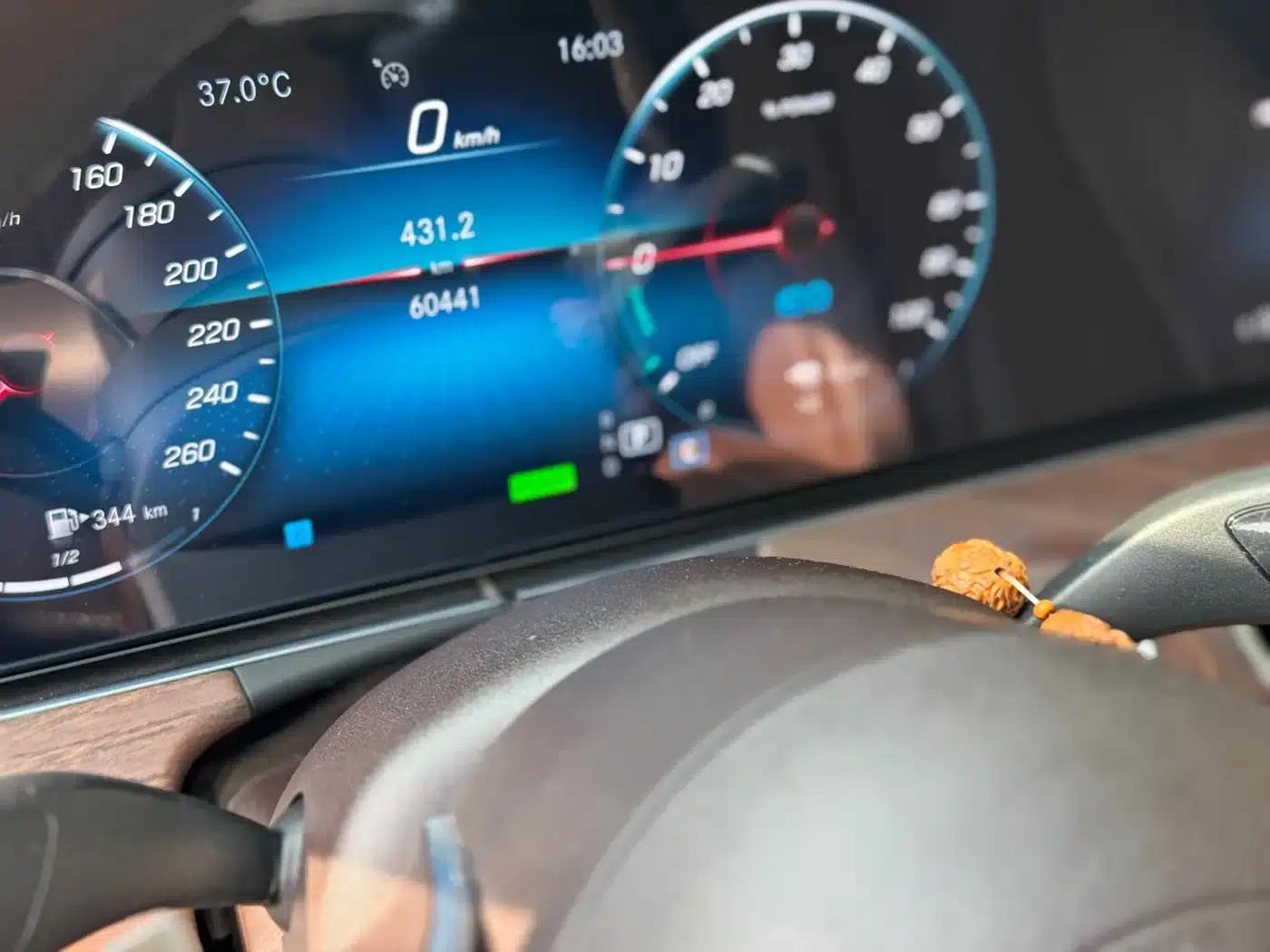 Mercedes-Benz E-Class PHEV 2022 Facelift E 350 e L Plug-in Hybrid Sedan — миниатюра 4
