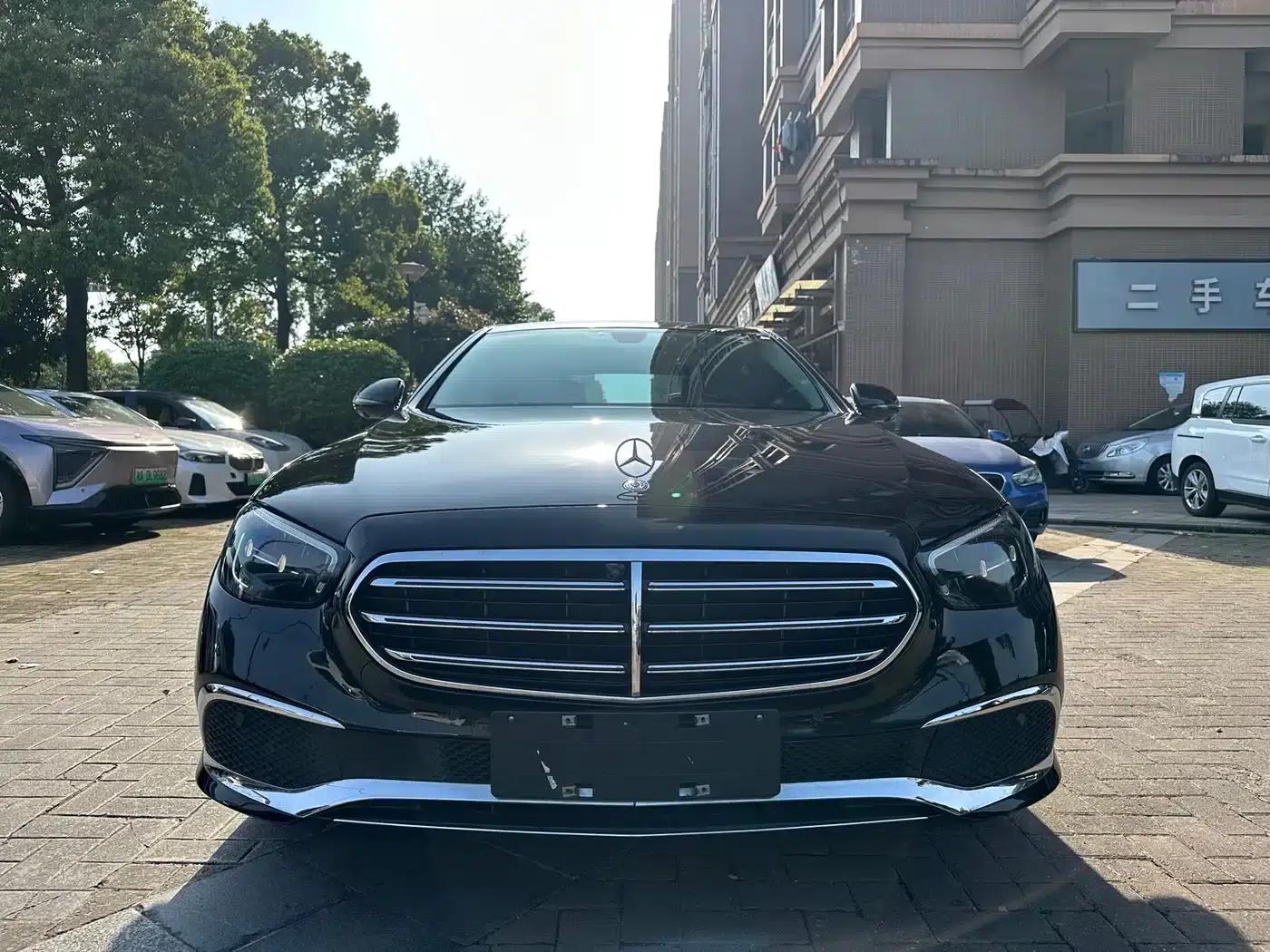 Mercedes-Benz E-Class PHEV 2022 Facelift E 350 e L Plug-in Hybrid Sedan — миниатюра 2