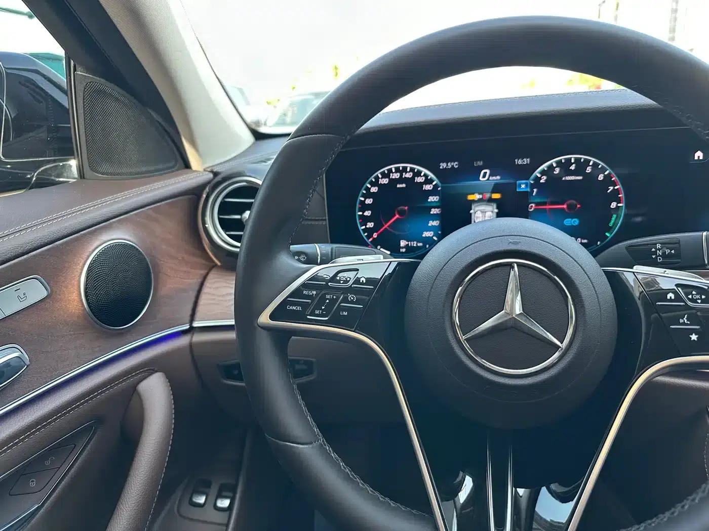 Mercedes-Benz E-Class PHEV 2022 Facelift E 350 e L Plug-in Hybrid Sedan — миниатюра 22