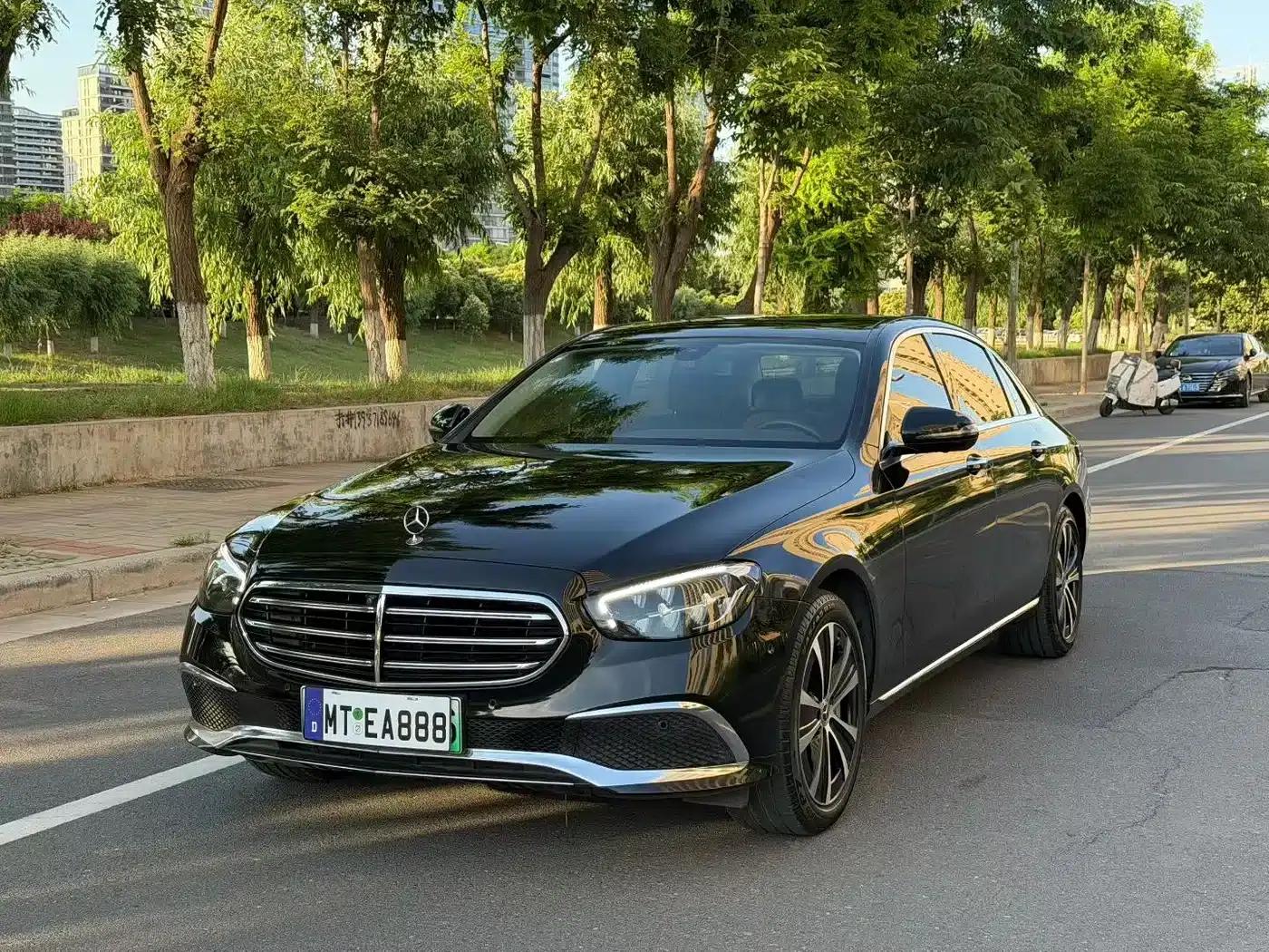Mercedes-Benz E-Class PHEV 2022 E 350 e L Plug-in Hybrid Sedan — миниатюра 1