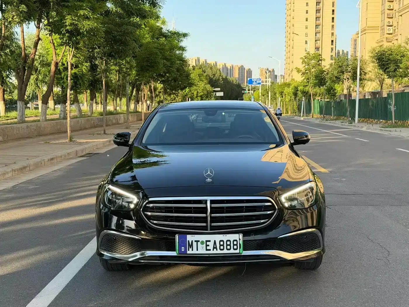 Mercedes-Benz E-Class PHEV 2022 E 350 e L Plug-in Hybrid Sedan — миниатюра 2