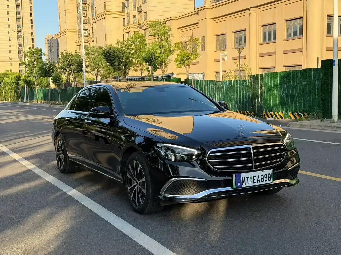 Mercedes-Benz E-Class PHEV 2022 E 350 e L Plug-in Hybrid Sedan — миниатюра 3