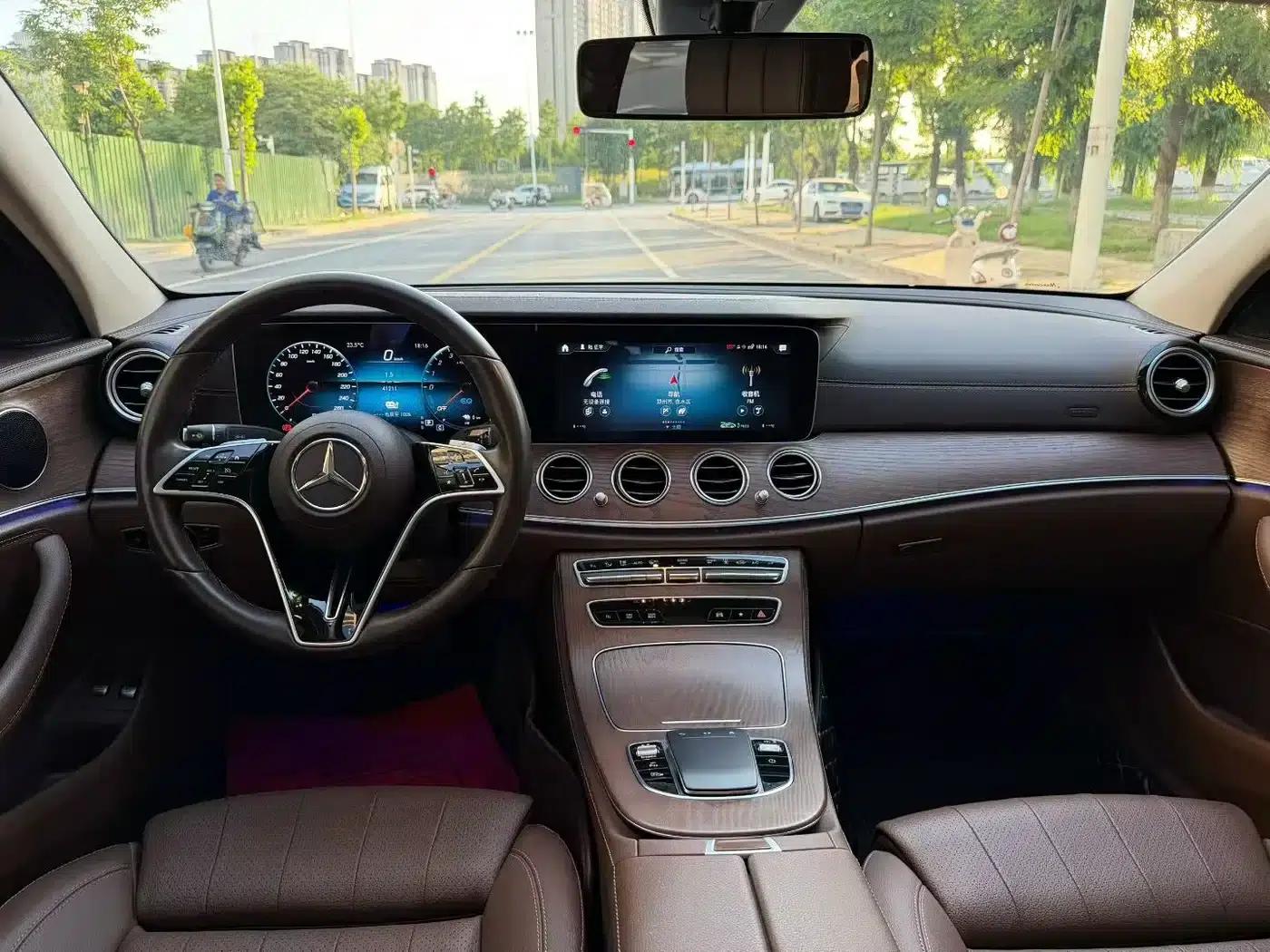 Mercedes-Benz E-Class PHEV 2022 E 350 e L Plug-in Hybrid Sedan — миниатюра 6