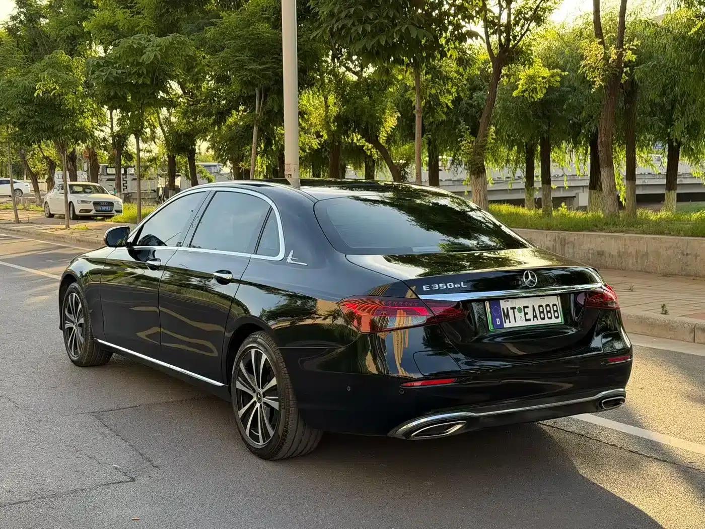 Mercedes-Benz E-Class PHEV 2022 E 350 e L Plug-in Hybrid Sedan — миниатюра 7