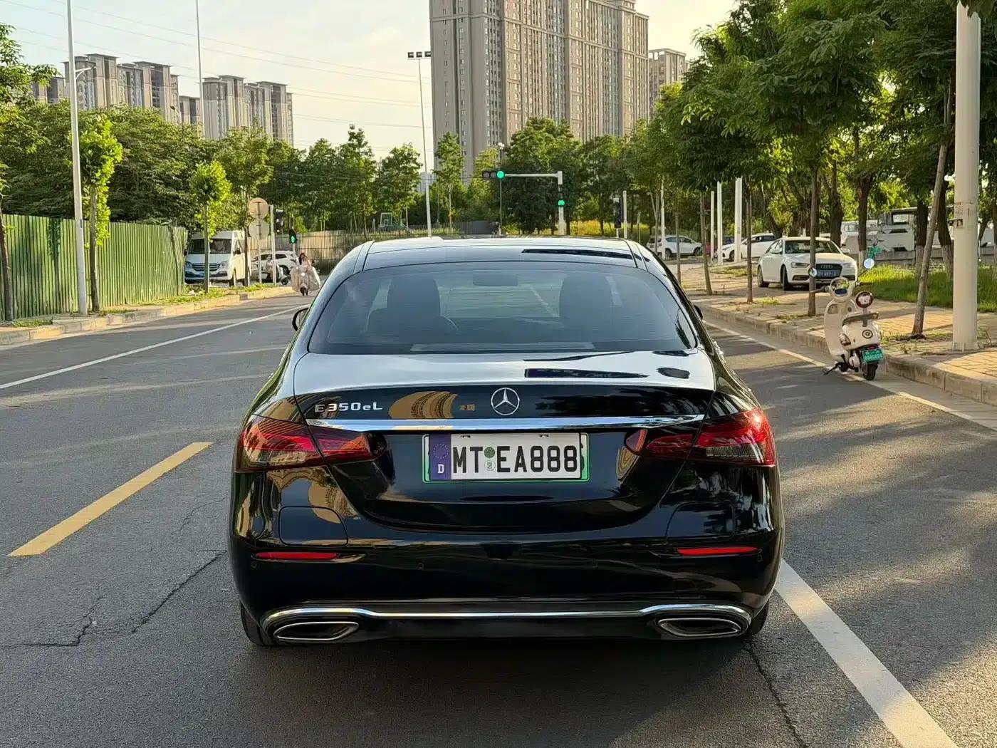 Mercedes-Benz E-Class PHEV 2022 E 350 e L Plug-in Hybrid Sedan — миниатюра 8