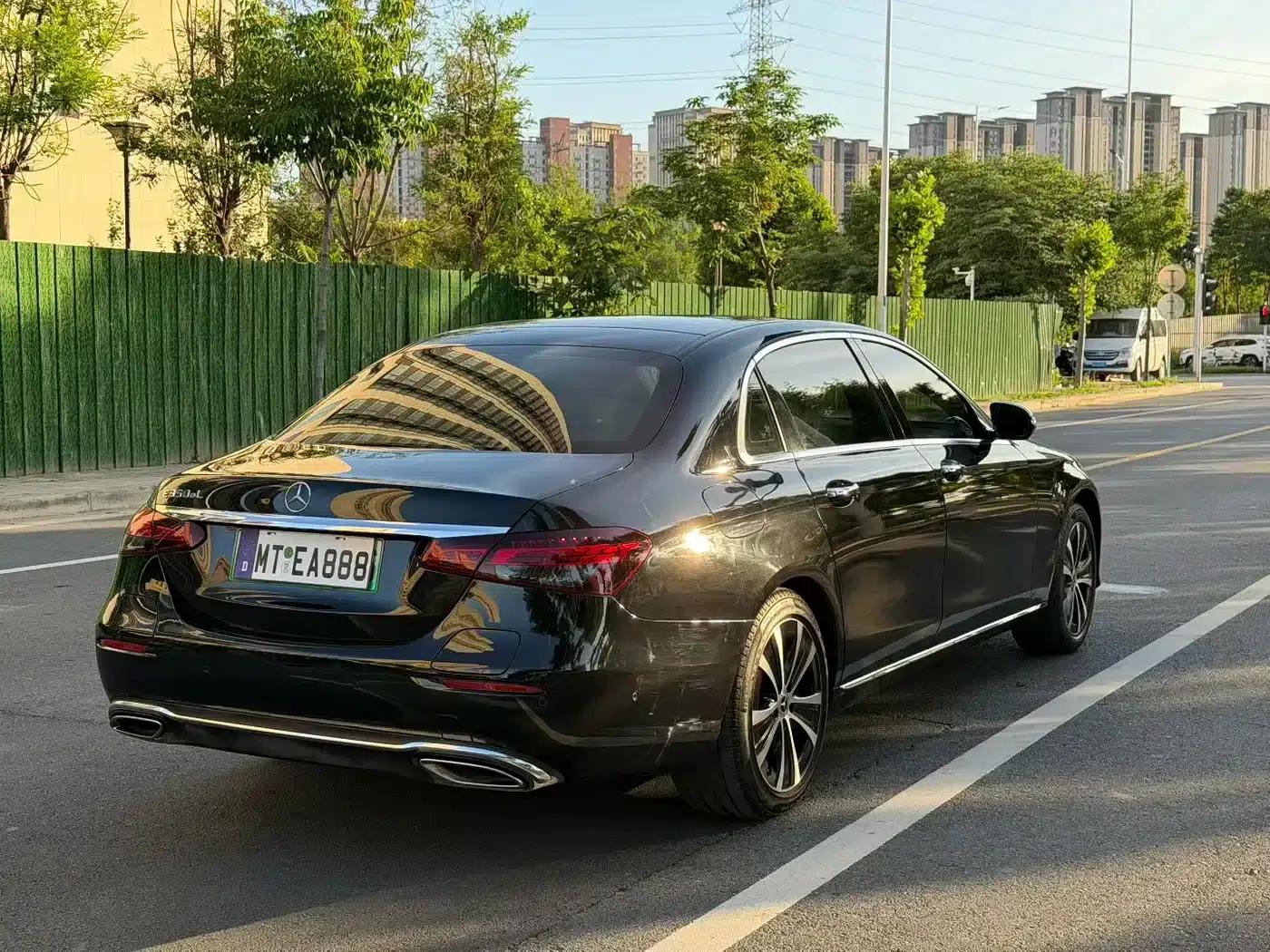 Mercedes-Benz E-Class PHEV 2022 E 350 e L Plug-in Hybrid Sedan — миниатюра 9