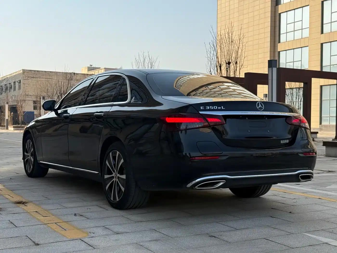 Mercedes-Benz E-Class PHEV 2022 E 350 e L Plug-in Hybrid Sedan — миниатюра 15