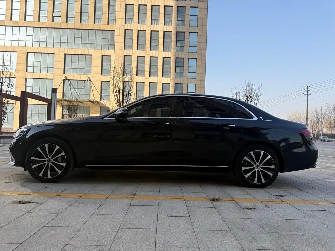 Mercedes-Benz E-Class PHEV 2022 E 350 e L Plug-in Hybrid Sedan — миниатюра 4