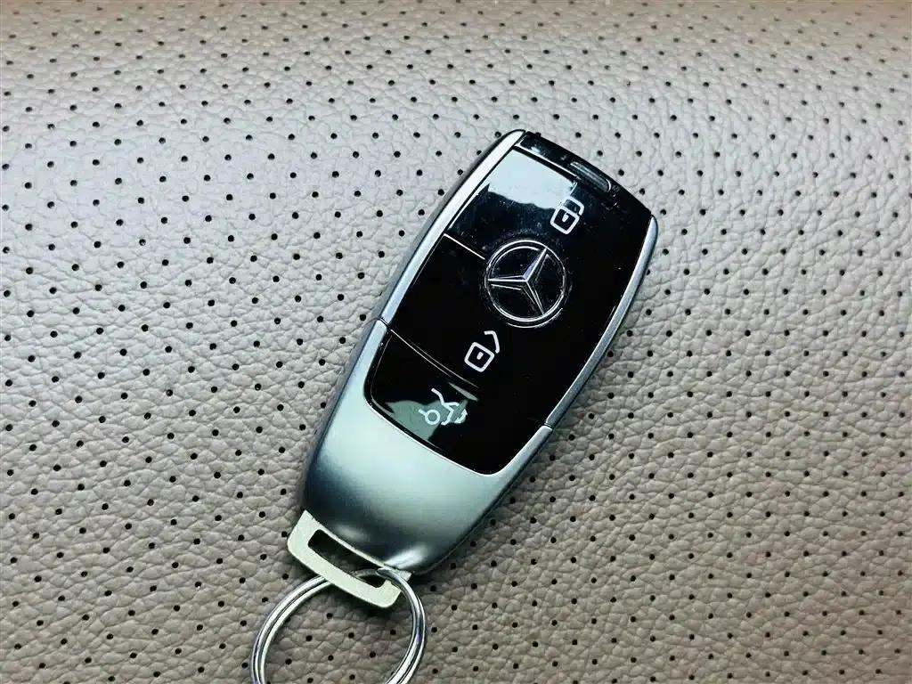 Mercedes-Benz E-Class PHEV 2023 E 350 e L Plug-in Hybrid Sports Sedan — миниатюра 9