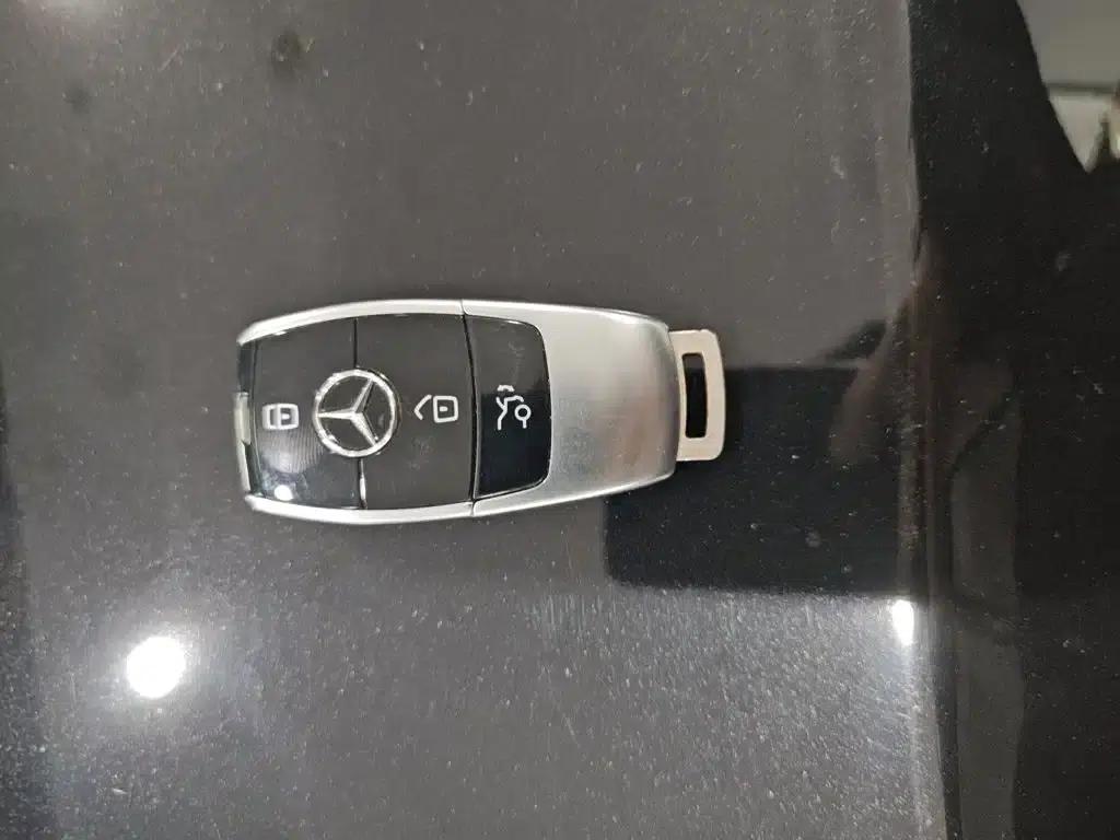 Mercedes-Benz E-Class PHEV 2022 Facelift E 350 e L Plug-in Hybrid Sedan — миниатюра 9