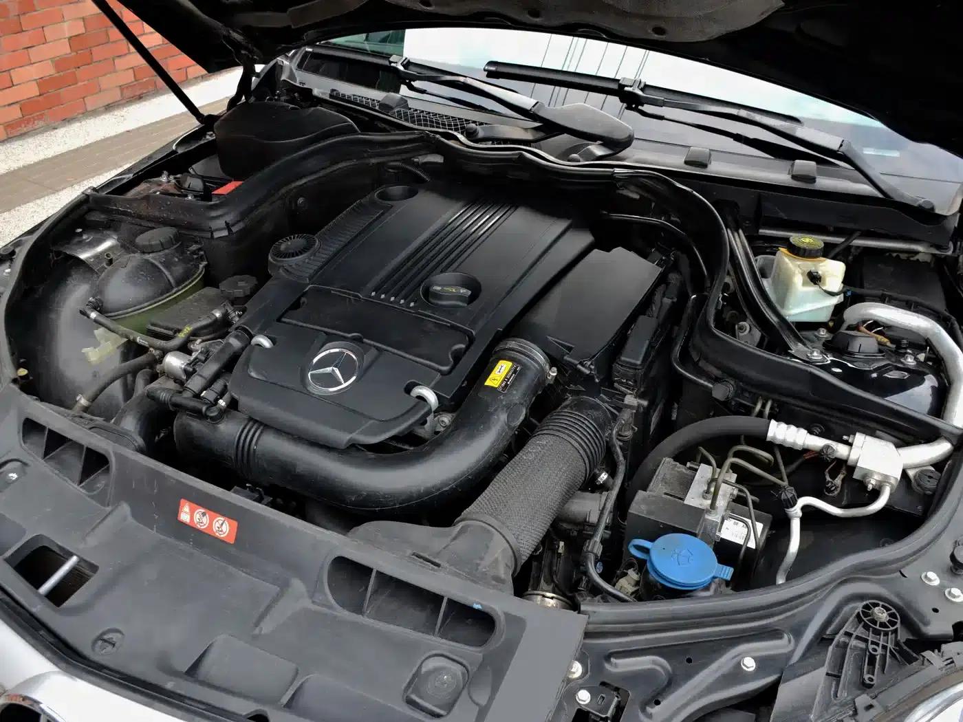 Imported Mercedes-Benz C-Class 2011 C 200 Fashion Touring Edition — миниатюра 17