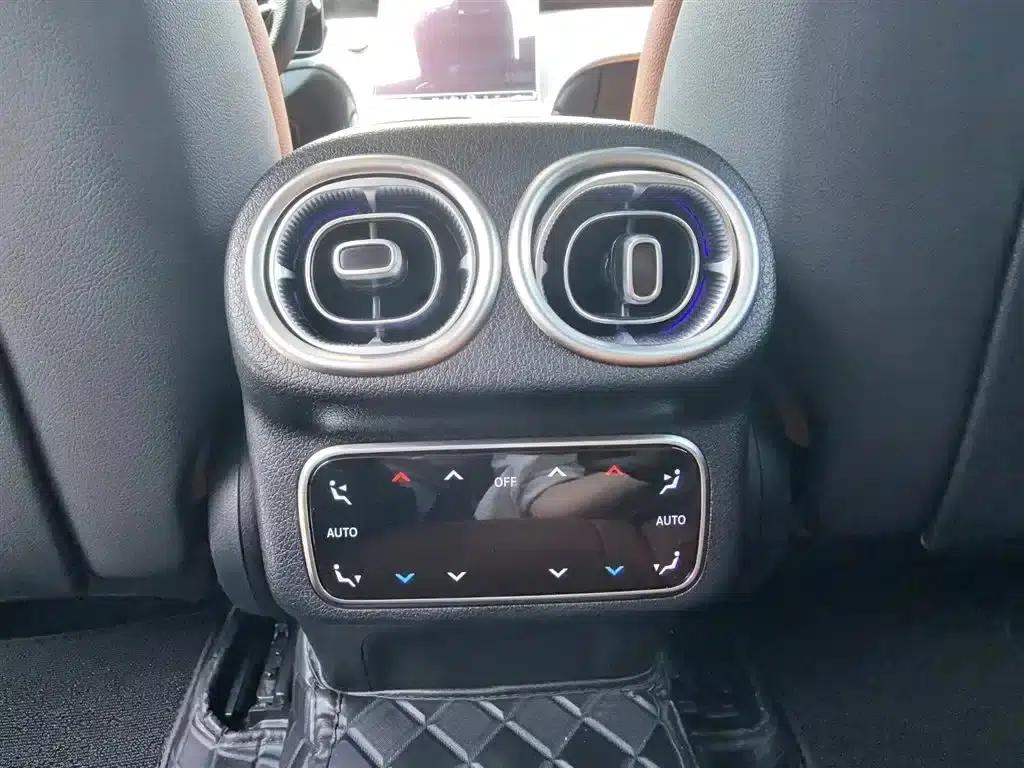 2024 Mercedes-Benz GLC 300 L 4MATIC Dynamic 5-seater — миниатюра 16