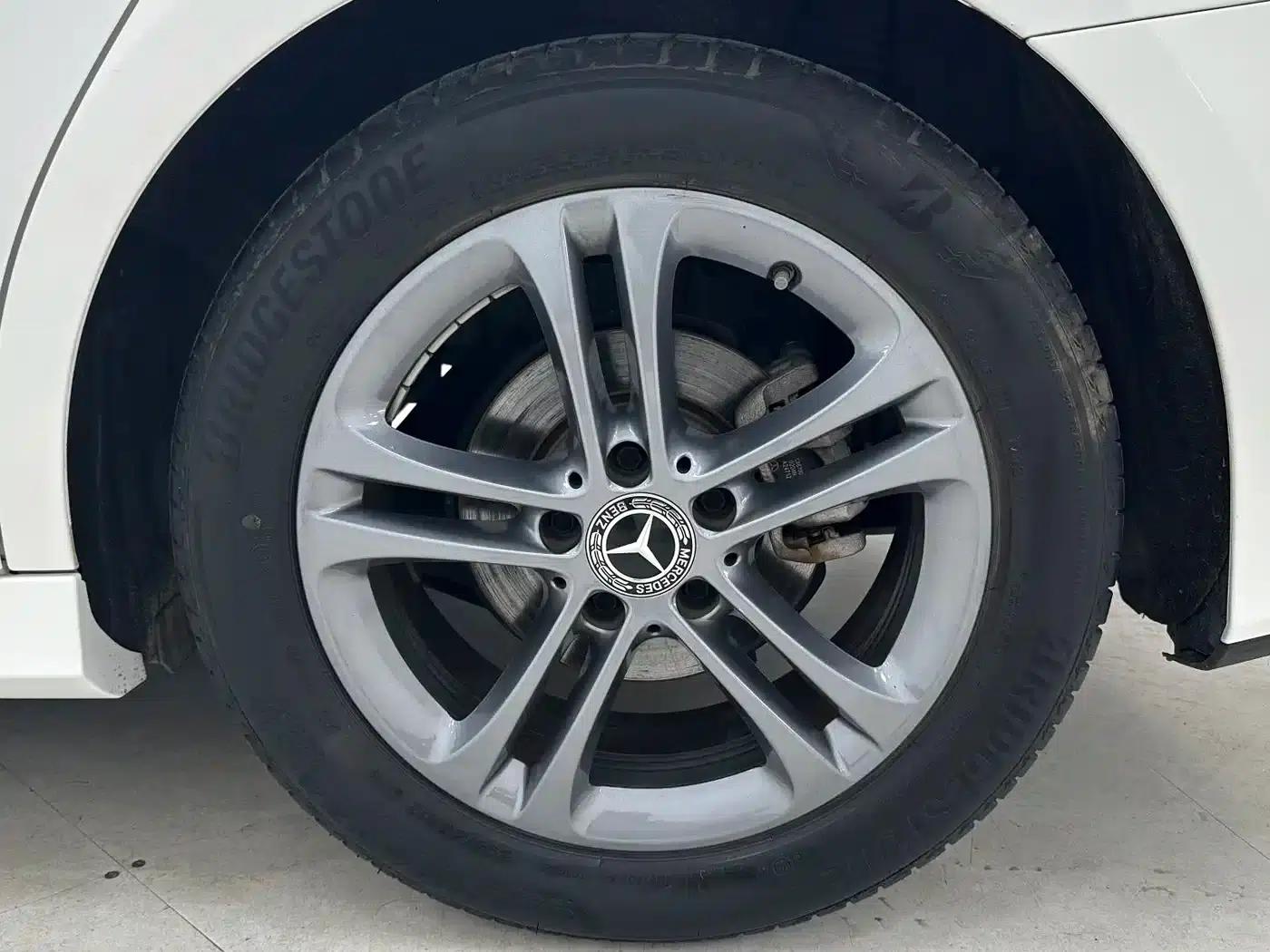 2022 Mercedes-Benz A-Class A 180 L Sport Sedan — миниатюра 17