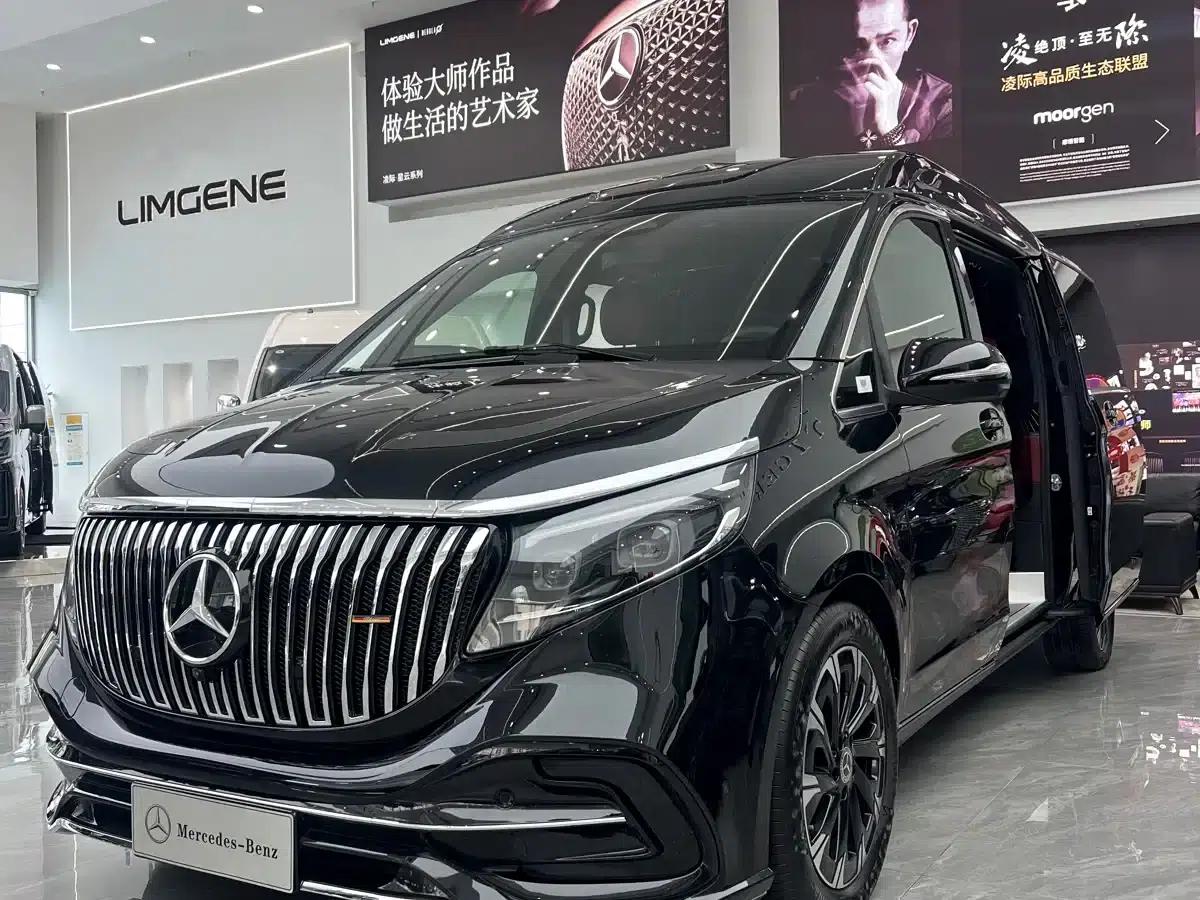 2024 Mercedes-Benz V-Class V 300 L Long Wheelbase Premium Edition — миниатюра 1