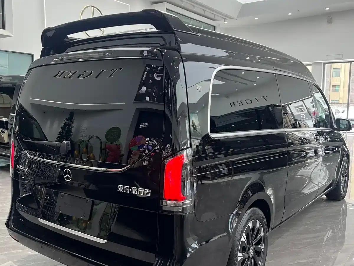 2024 Mercedes-Benz V-Class V 300 L Long Wheelbase Premium Edition — миниатюра 22