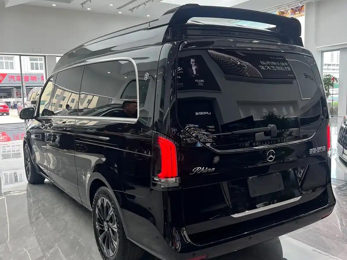 2024 Mercedes-Benz V-Class V 300 L Long Wheelbase Premium Edition — миниатюра 24