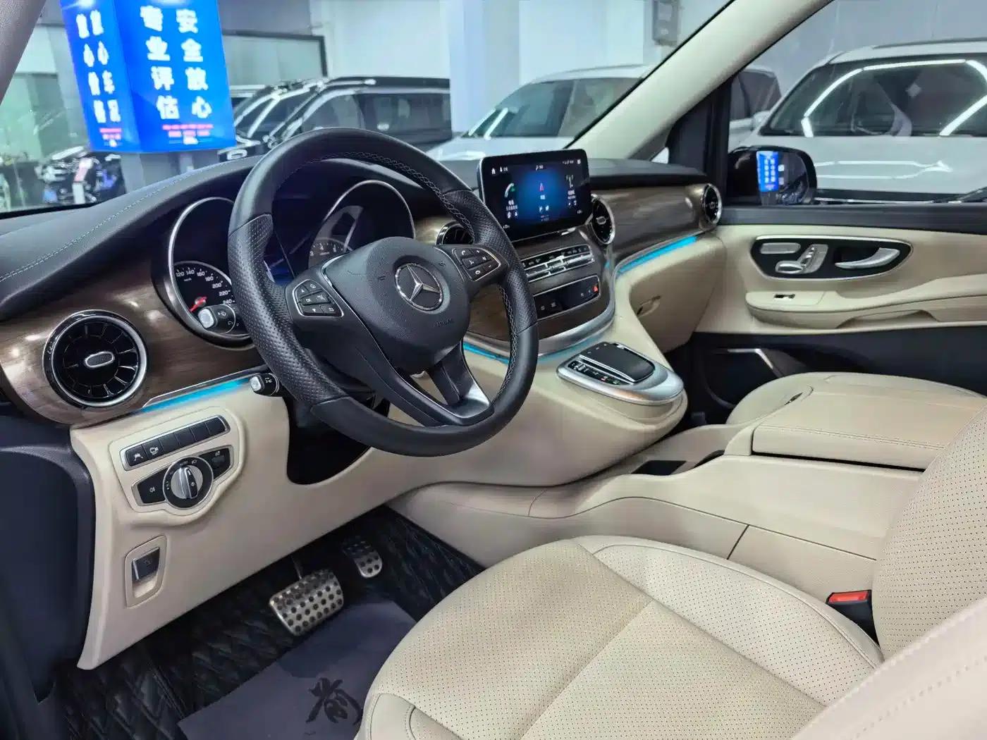 Mercedes-Benz V-Class 2021 V 260 L Long Wheelbase Premium Edition — миниатюра 5
