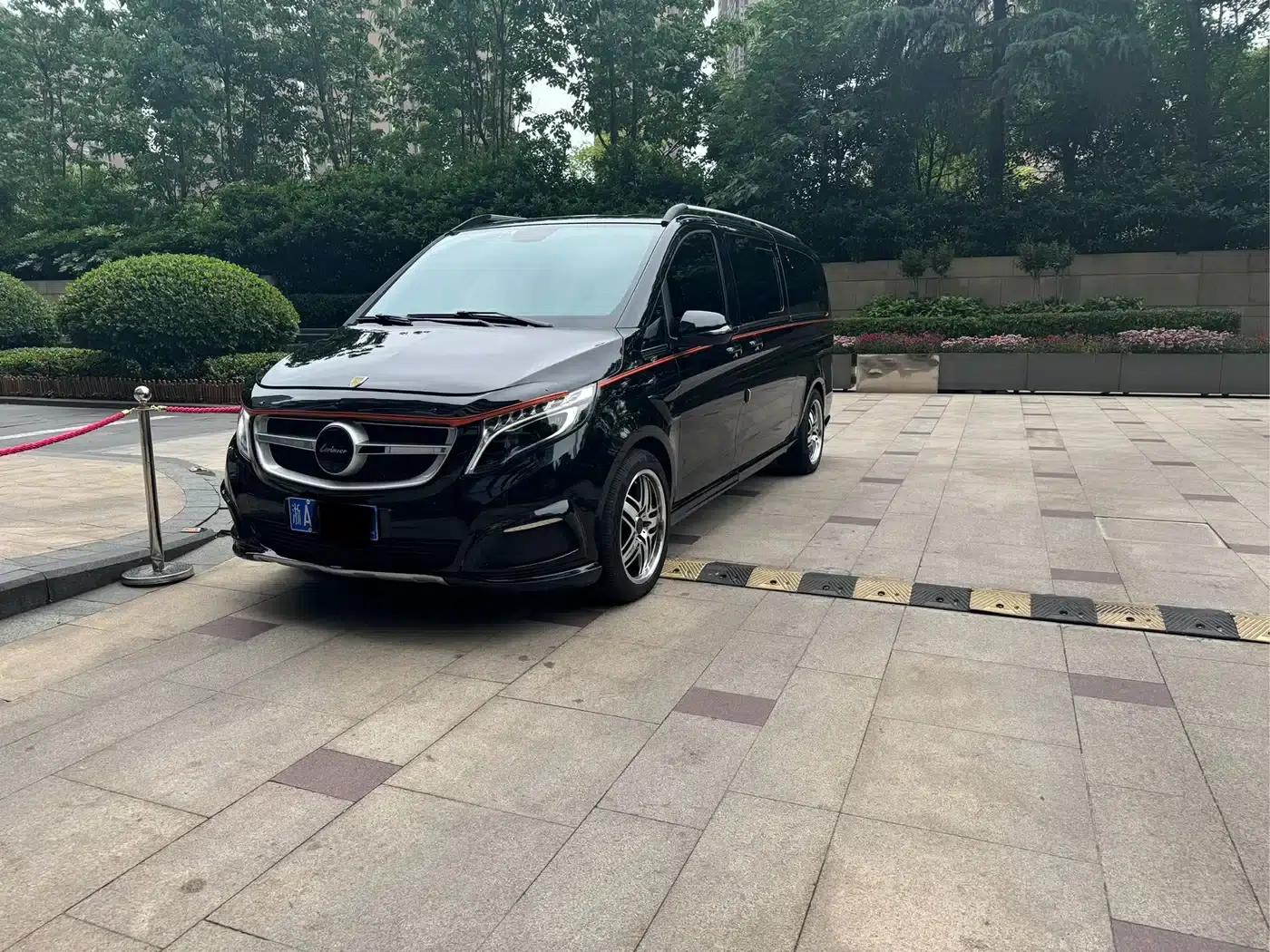 Mercedes-Benz V-Class 2018 V 260 L Premium Extended Edition (China VI Emission Standard) — миниатюра 1