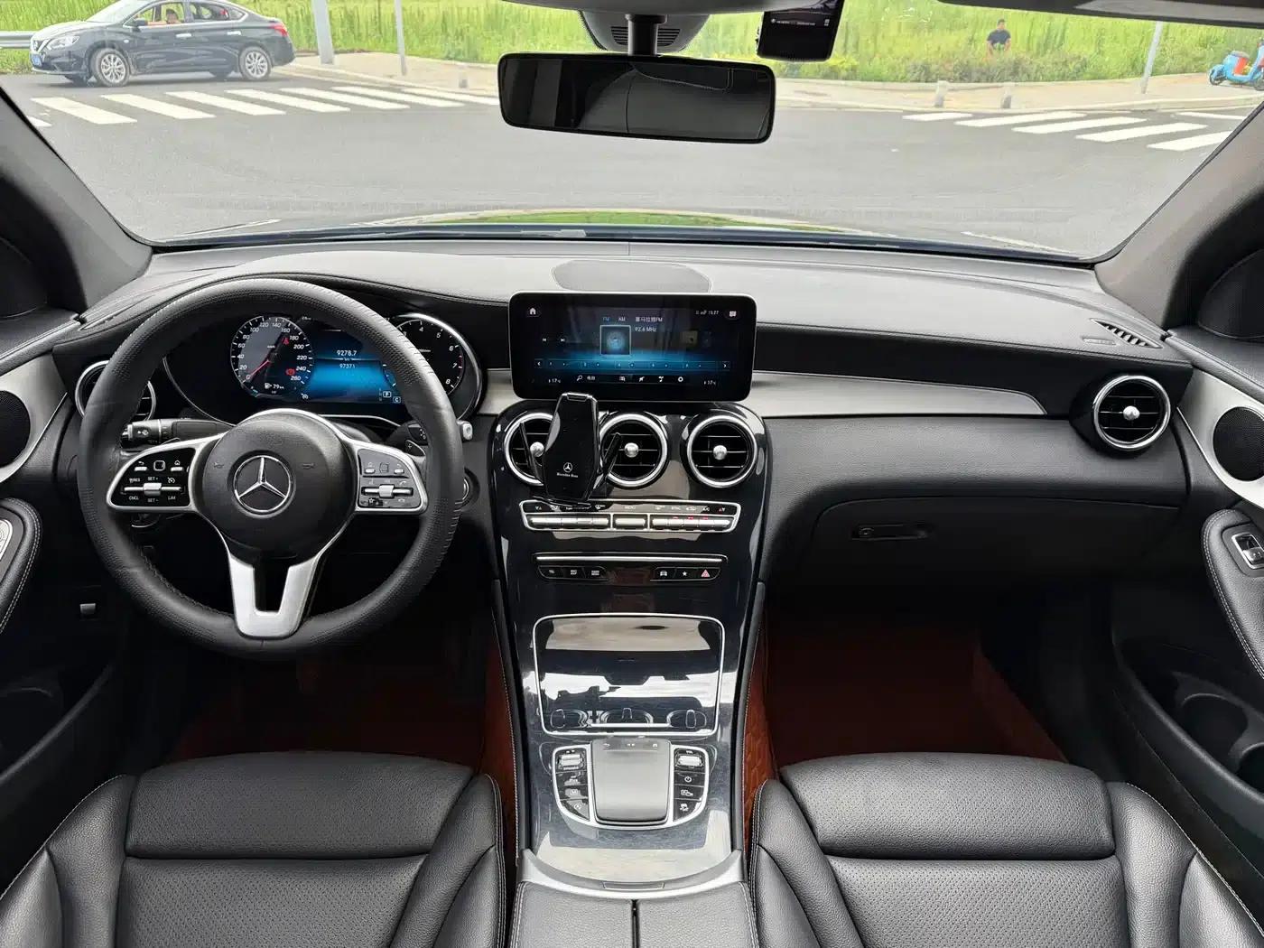 Mercedes-Benz GLC Coupe 2020 GLC 260 4MATIC Coupe SUV — миниатюра 3